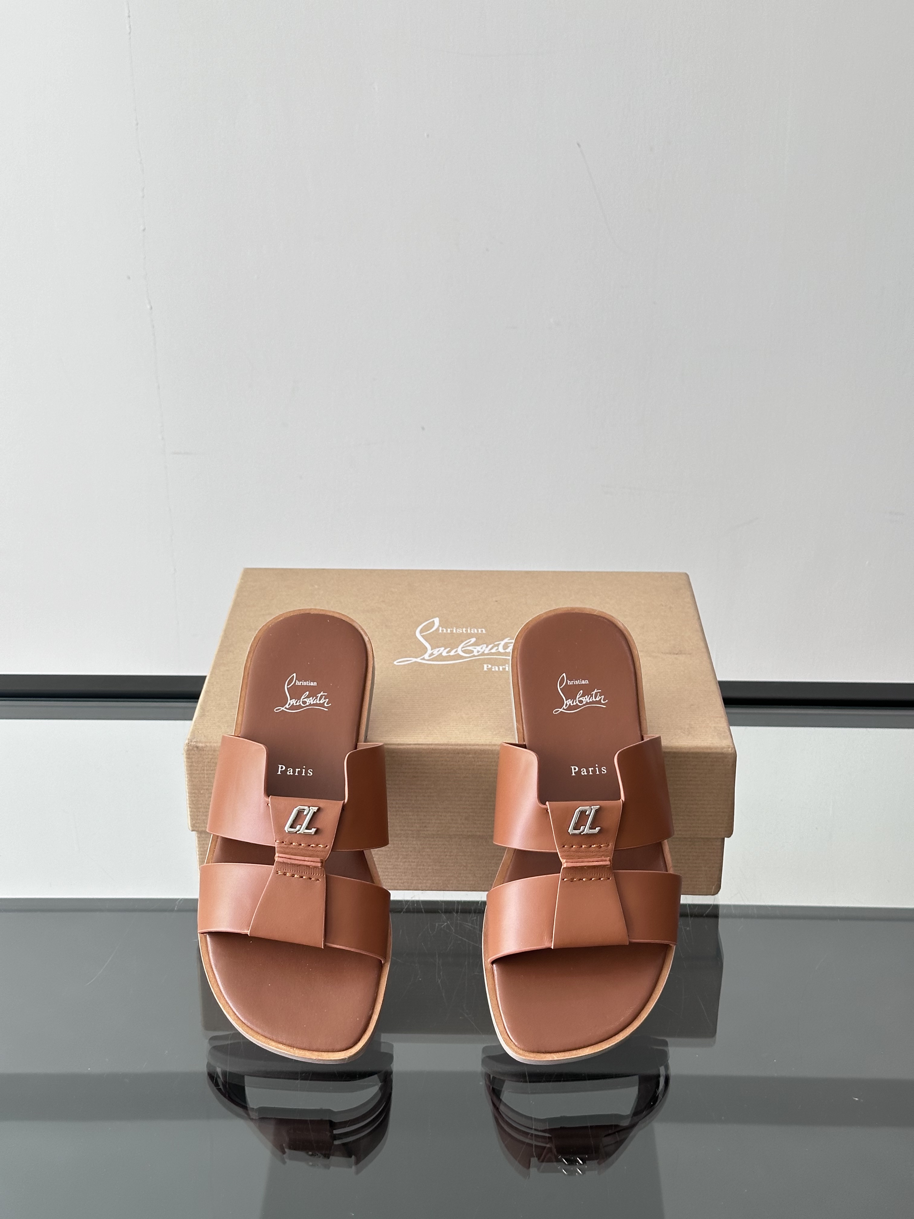 CHRISTIAN LOUBOUTIN Мужские шлёпанцы из кожи 