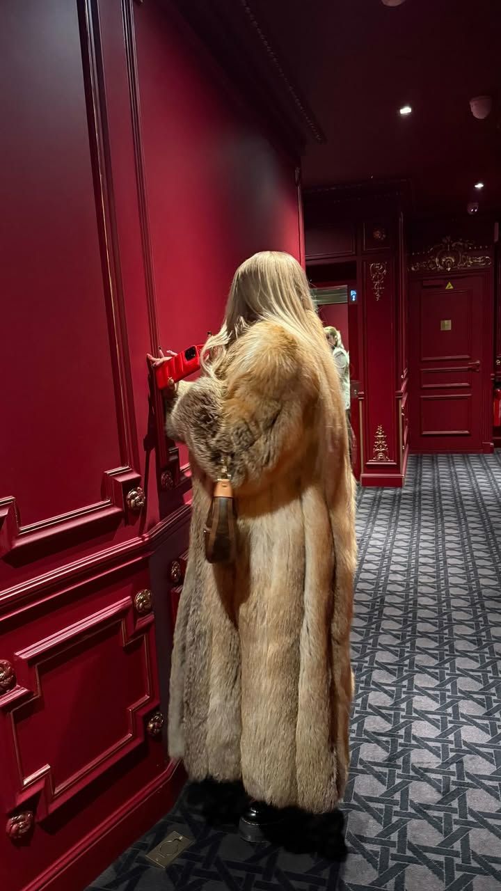 FENDI Женская шуба из меха лисы FENDI Женская шуба из меха лисы