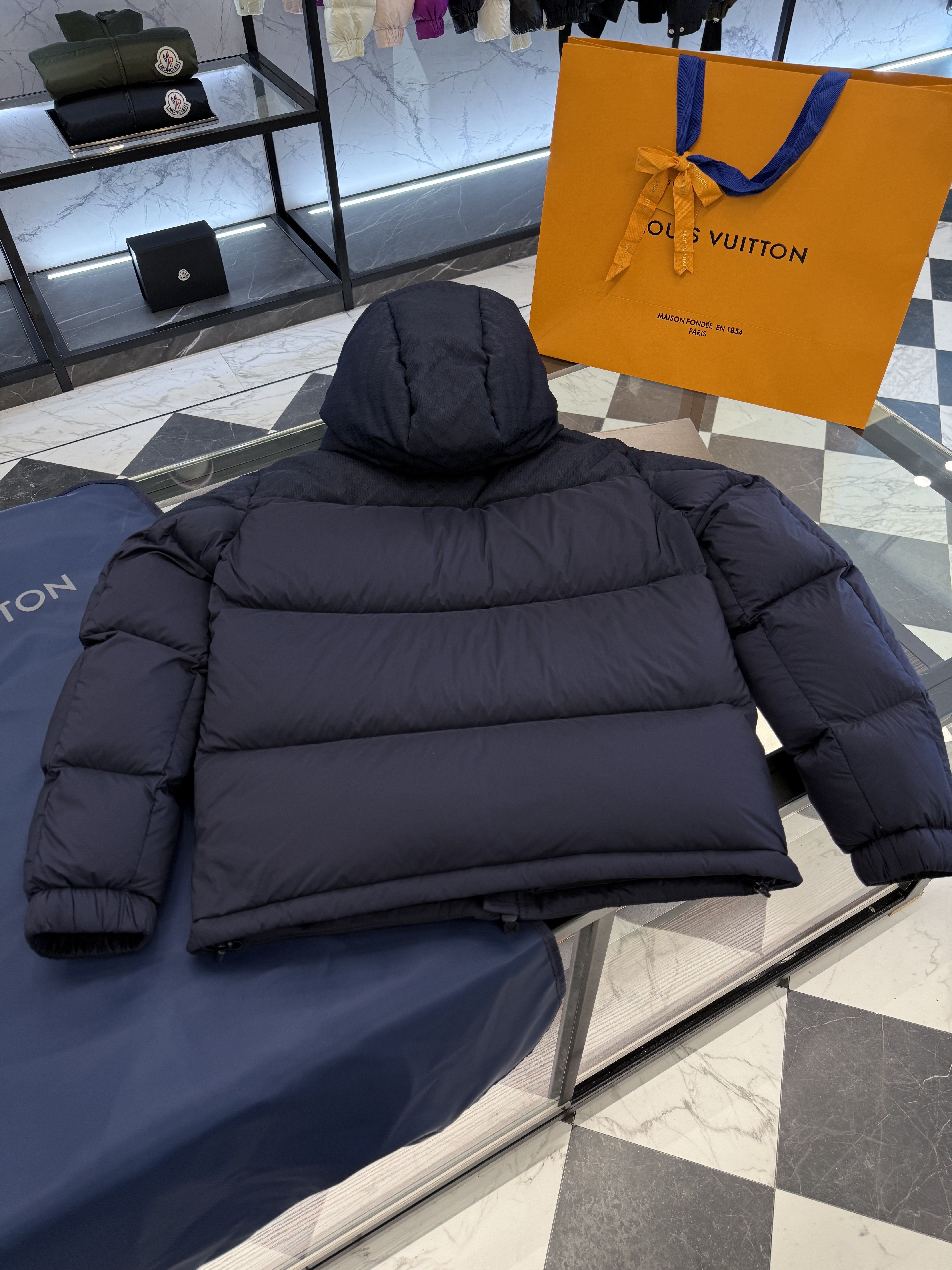 LOUIS VUITTON Мужской пуховик LOUIS VUITTON Мужской пуховик