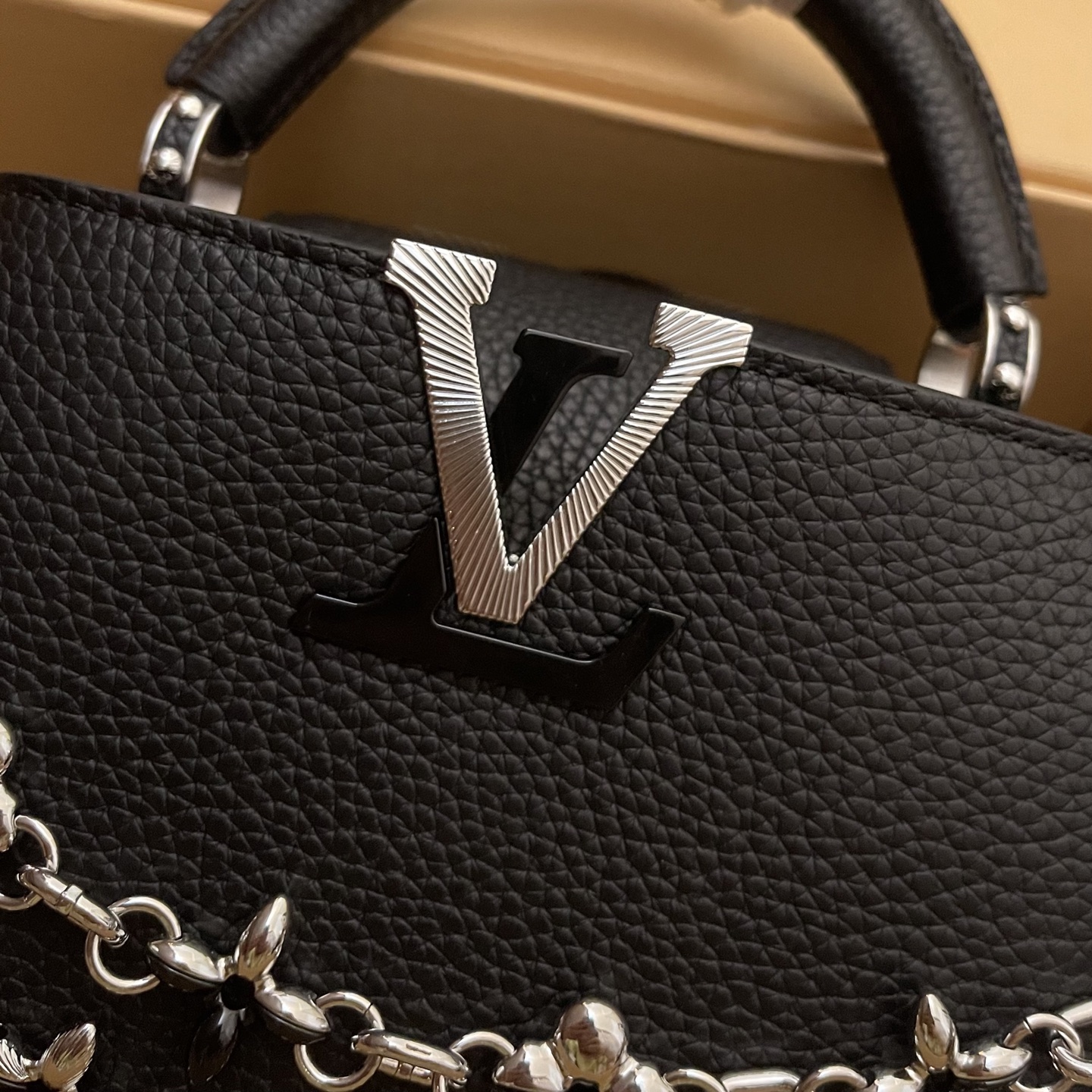 LOUIS VUITTON Женская сумка Capucines