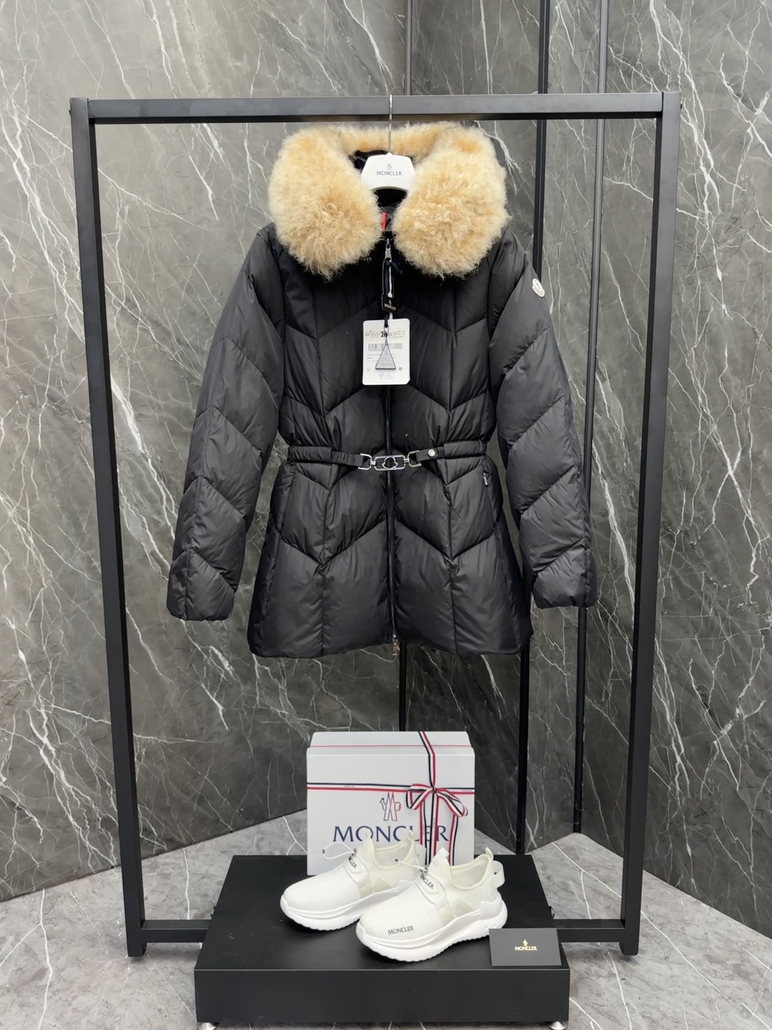 MONCLER Женская куртка с капюшоном Loriot