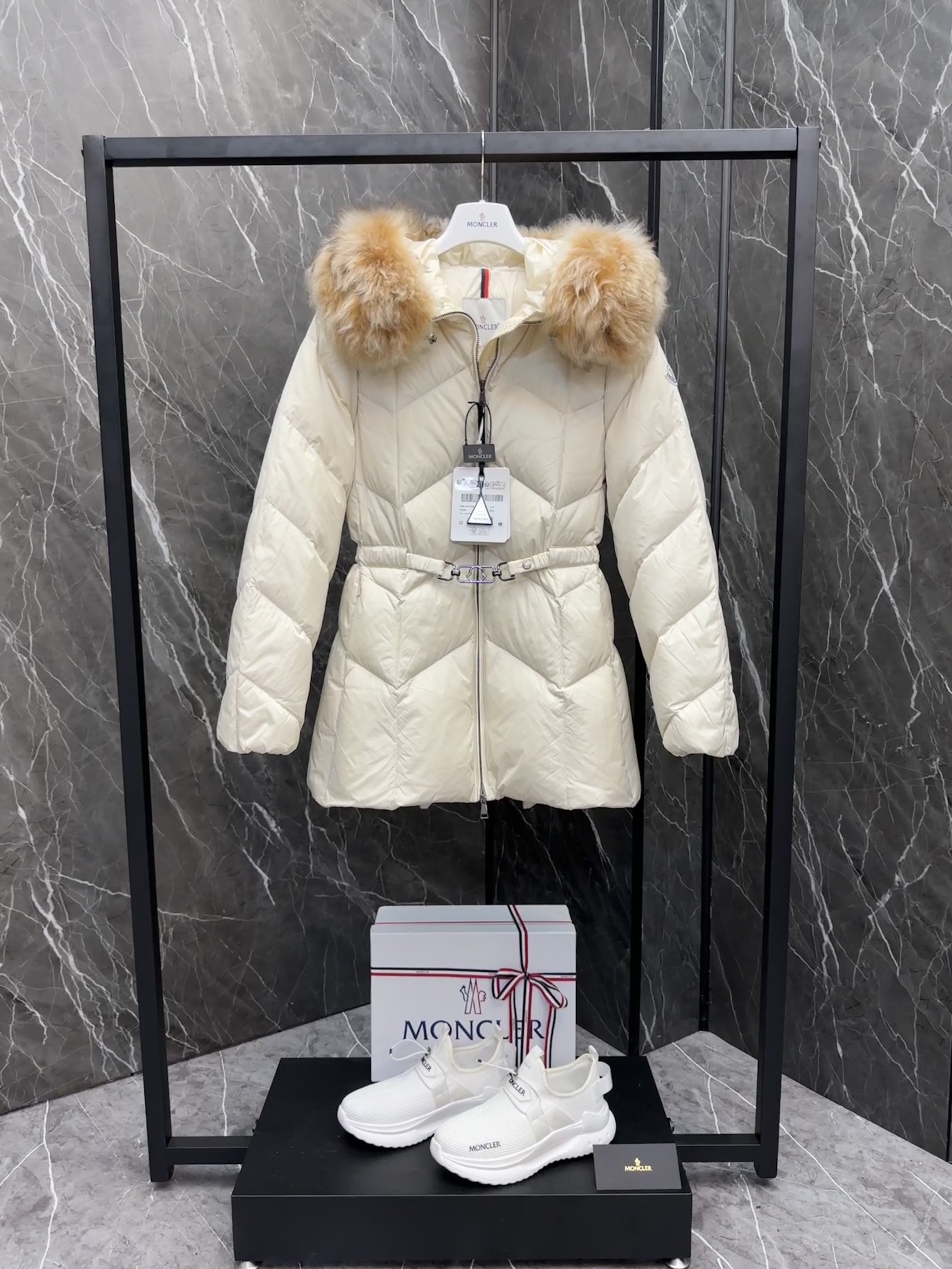 MONCLER Женская куртка с капюшоном Loriot MONCLER Женская куртка с капюшоном Loriot