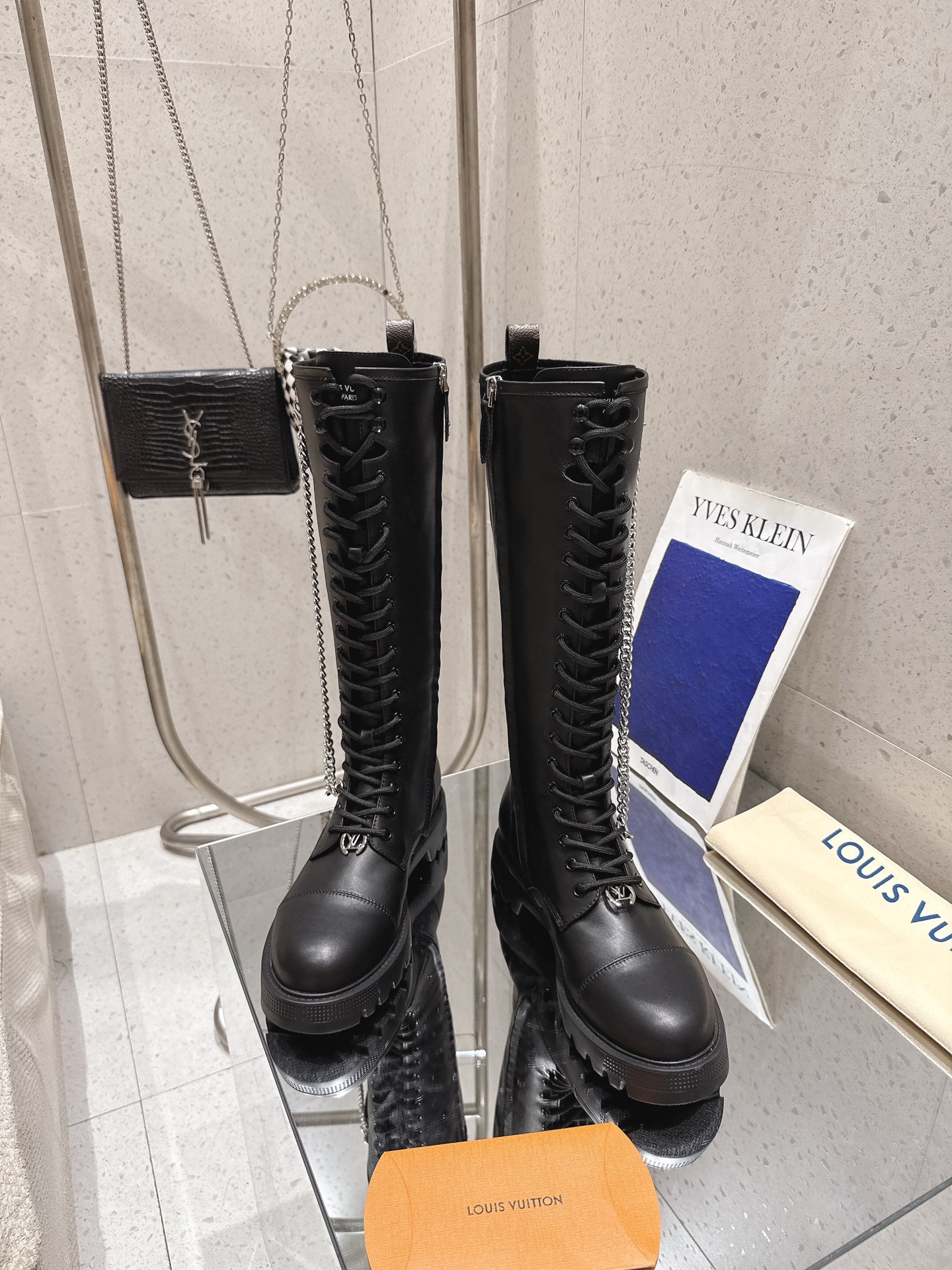 LOUIS VUITTON Женские сапоги из телячьей кожи на шнуровке