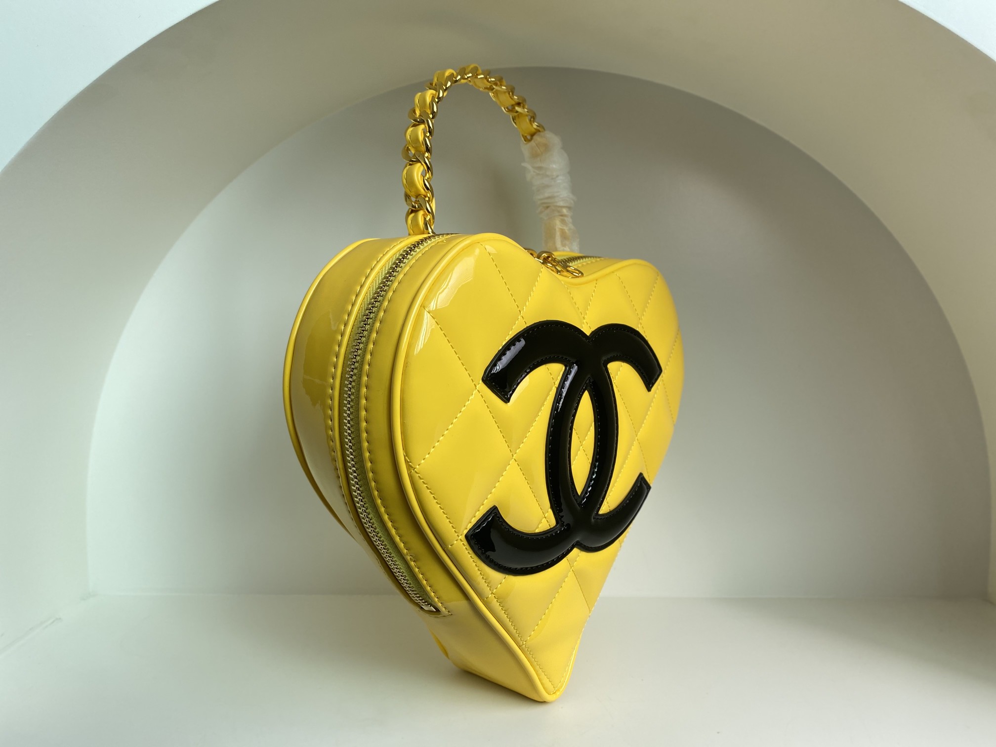 CHANEL Женская винтажная сумка в форме сердца CHANEL Женская винтажная сумка в форме сердца