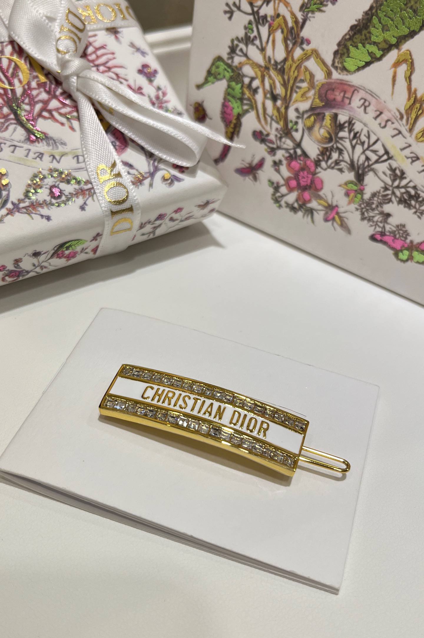 CHRISTIAN DIOR Женская заколка для волос с белой эмалью CHRISTIAN DIOR Женская заколка для волос с белой эмалью
