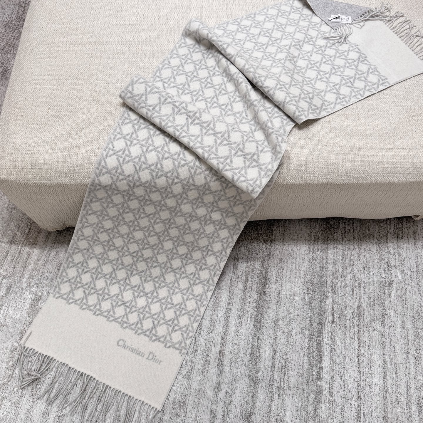 CHRISTIAN DIOR Женский шарф из шерсти CHRISTIAN DIOR Женский шарф из шерсти