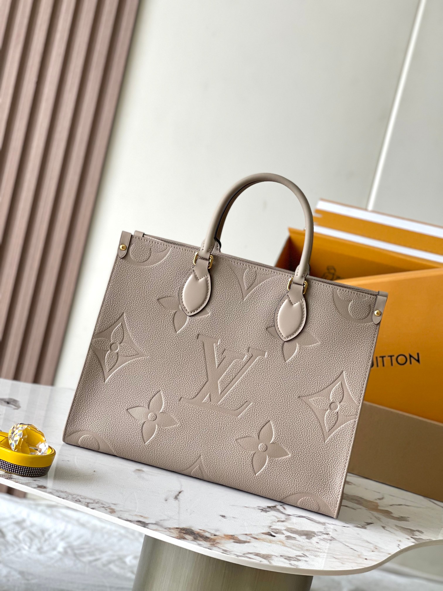 LOUIS VUITTON Женская сумка OnTheGo MM M45607 LOUIS VUITTON Женская сумка OnTheGo MM M45607