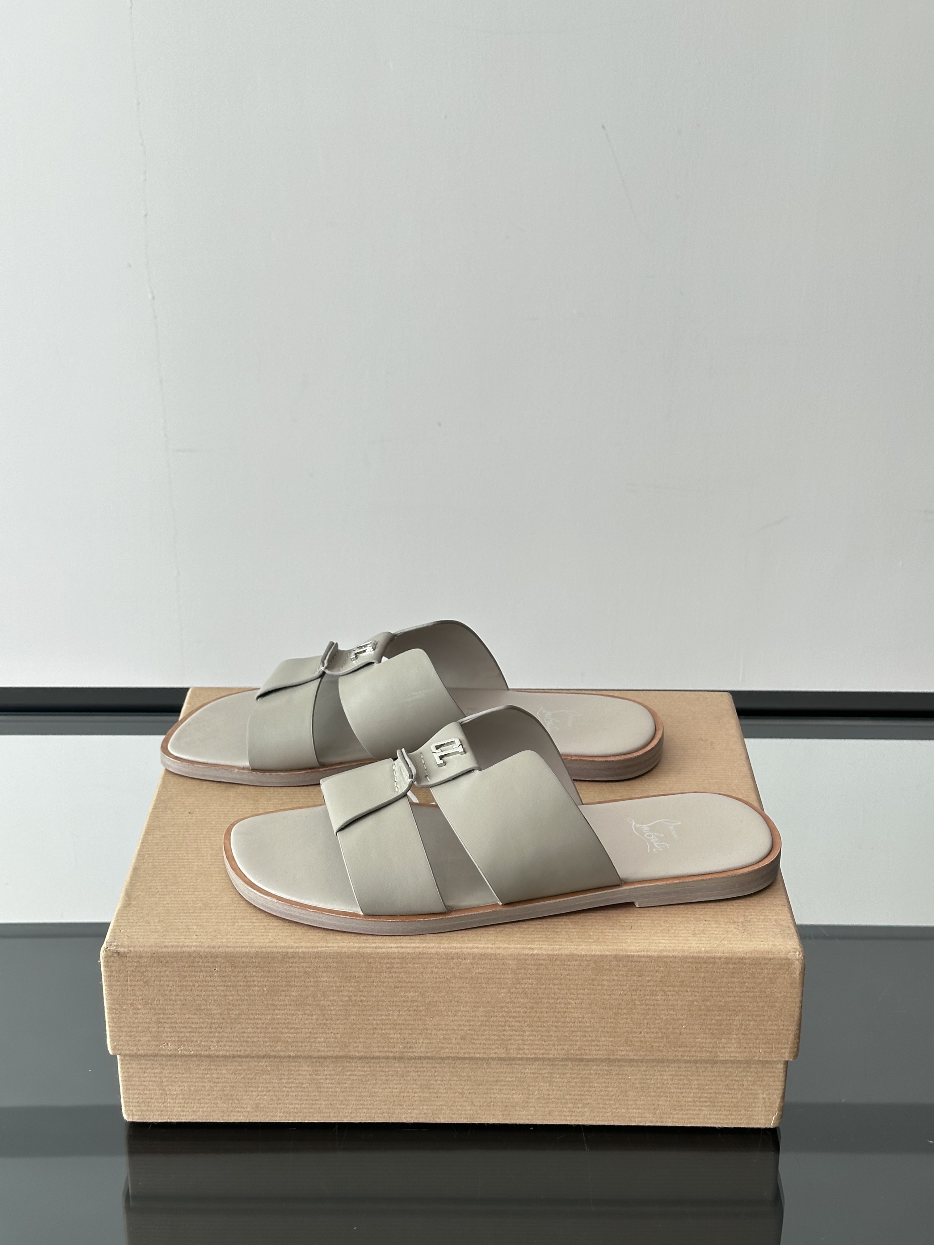 CHRISTIAN LOUBOUTIN Мужские шлёпанцы из кожи 