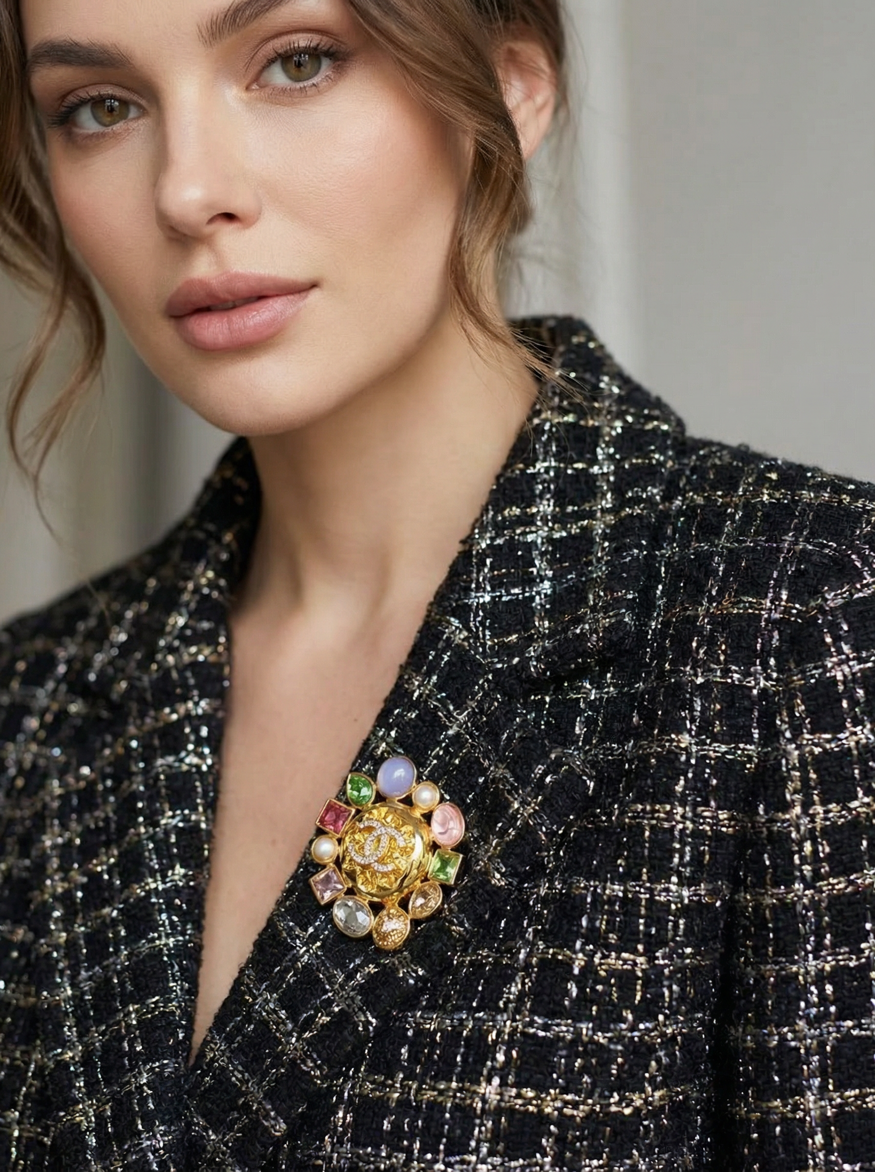 CHANEL Женская брошь с цветными кристаллами и жемчужинами CHANEL Женская брошь с цветными кристаллами и жемчужинами