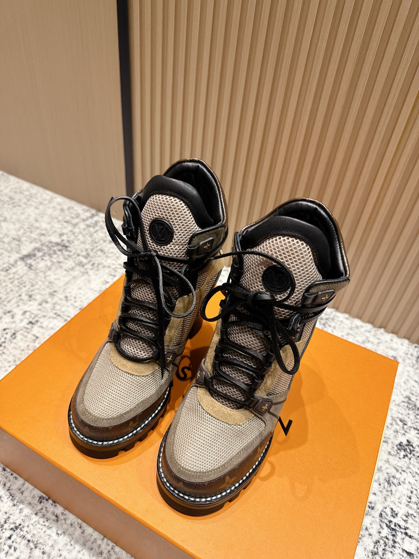 LOUIS VUITTON Женские ботильоны комбинированные LOUIS VUITTON Женские ботильоны комбинированные