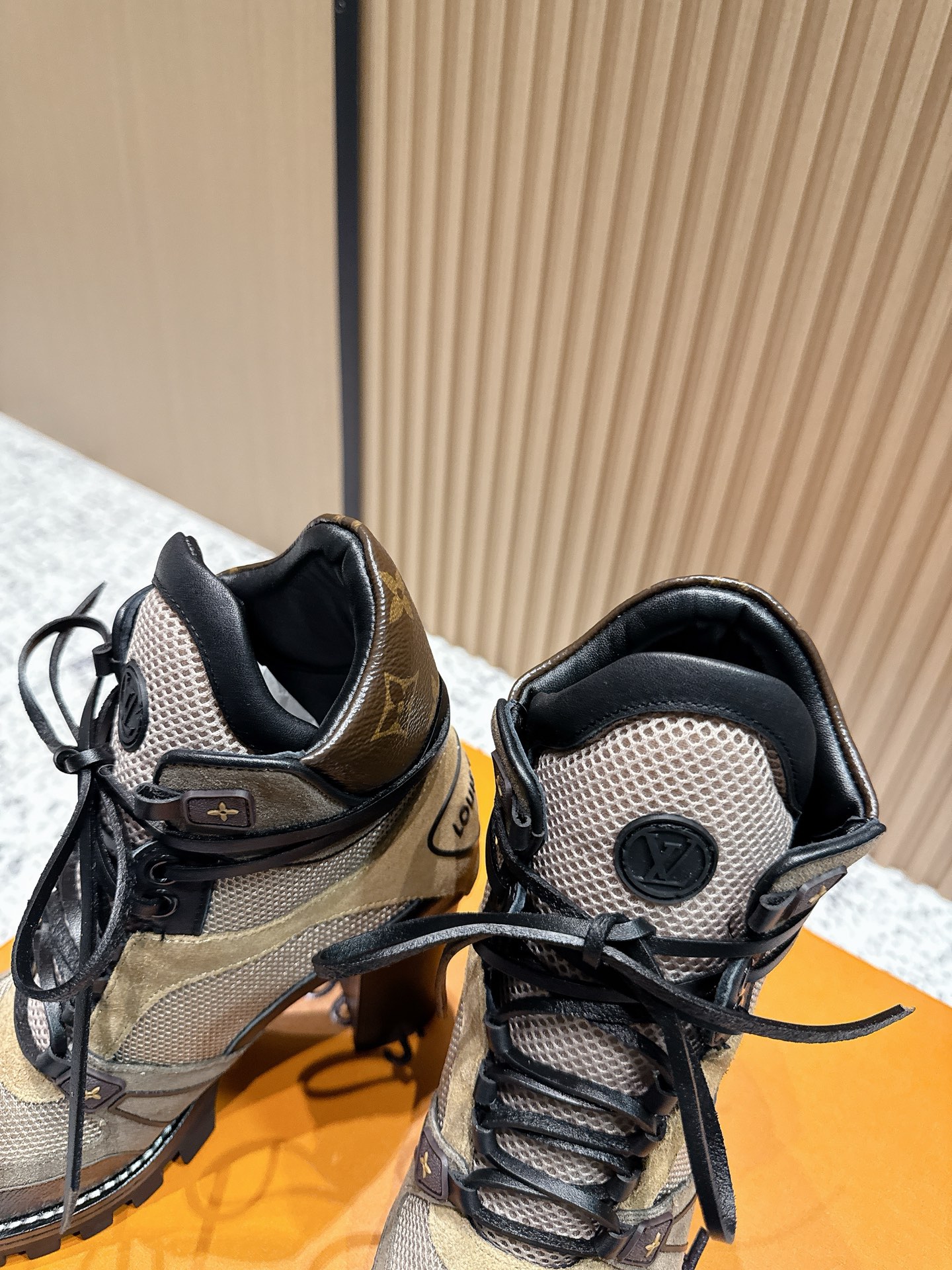 LOUIS VUITTON Женские ботильоны комбинированные LOUIS VUITTON Женские ботильоны комбинированные