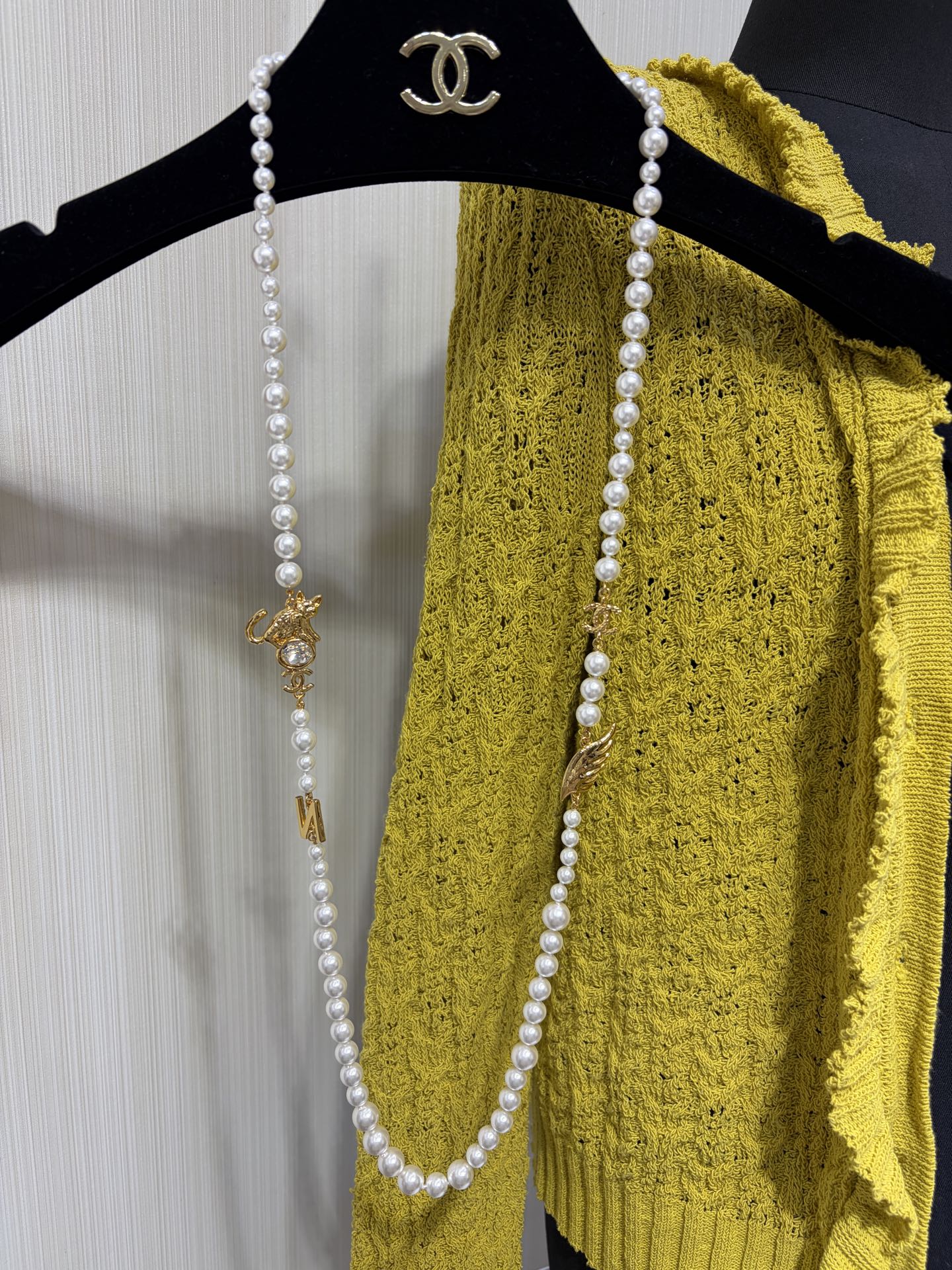 CHANEL Женское длинное жемчужное колье с золотистыми подвесками CHANEL Женское длинное жемчужное колье с золотистыми подвесками