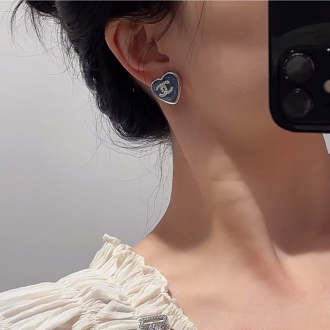 CHANEL Женские серьги в форме сердца  CHANEL Женские серьги в форме сердца