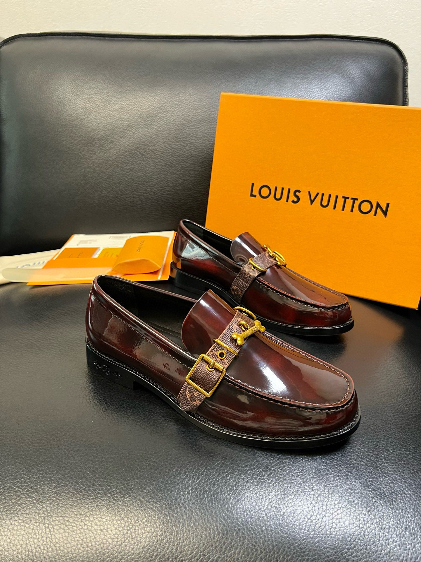 LOUIS VUITTON Мужские туфли из коровьей кожи с фурнитурой LOUIS VUITTON Мужские туфли из коровьей кожи с фурнитурой