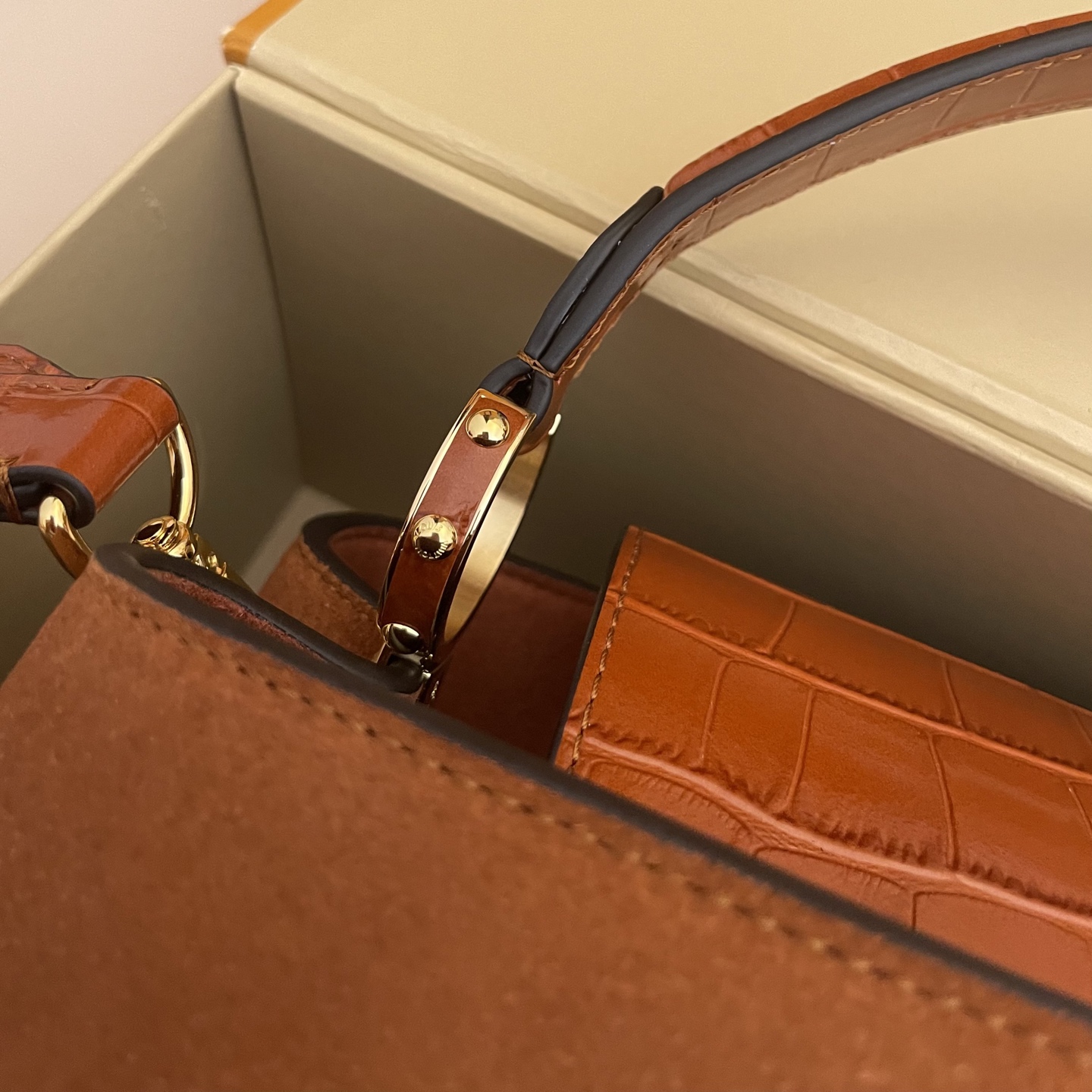 LOUIS VUITTON Женская сумка Capucines Souple M14371 LOUIS VUITTON Женская сумка Capucines Souple M14371