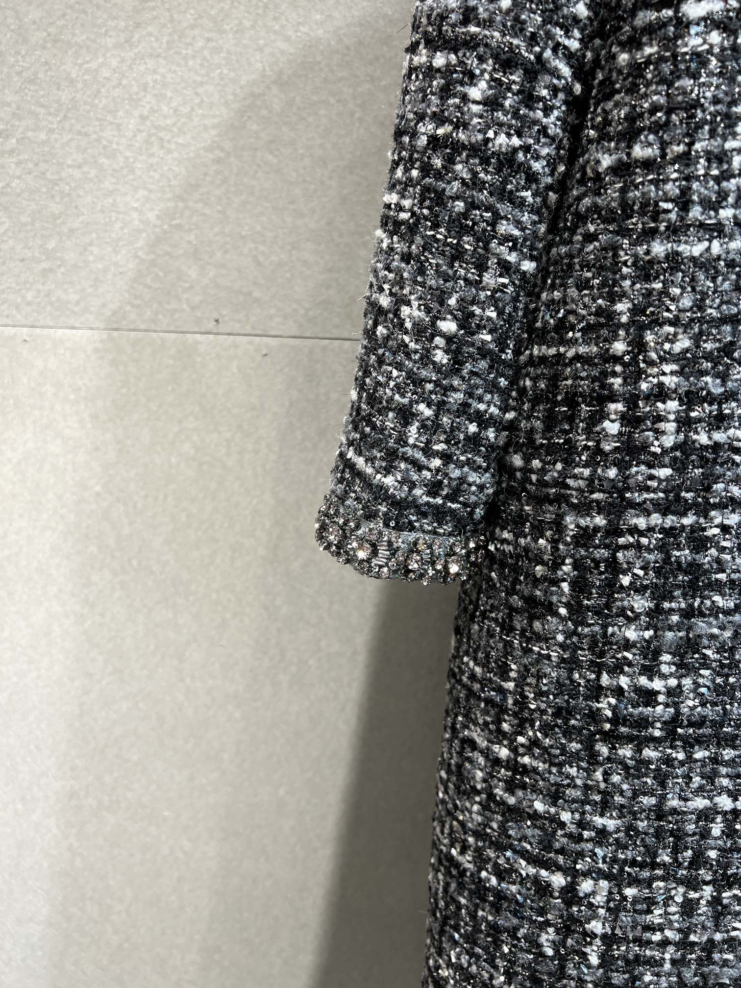 CHANEL Женское пальто из шерстяного твида CHANEL Женское пальто из шерстяного твида
