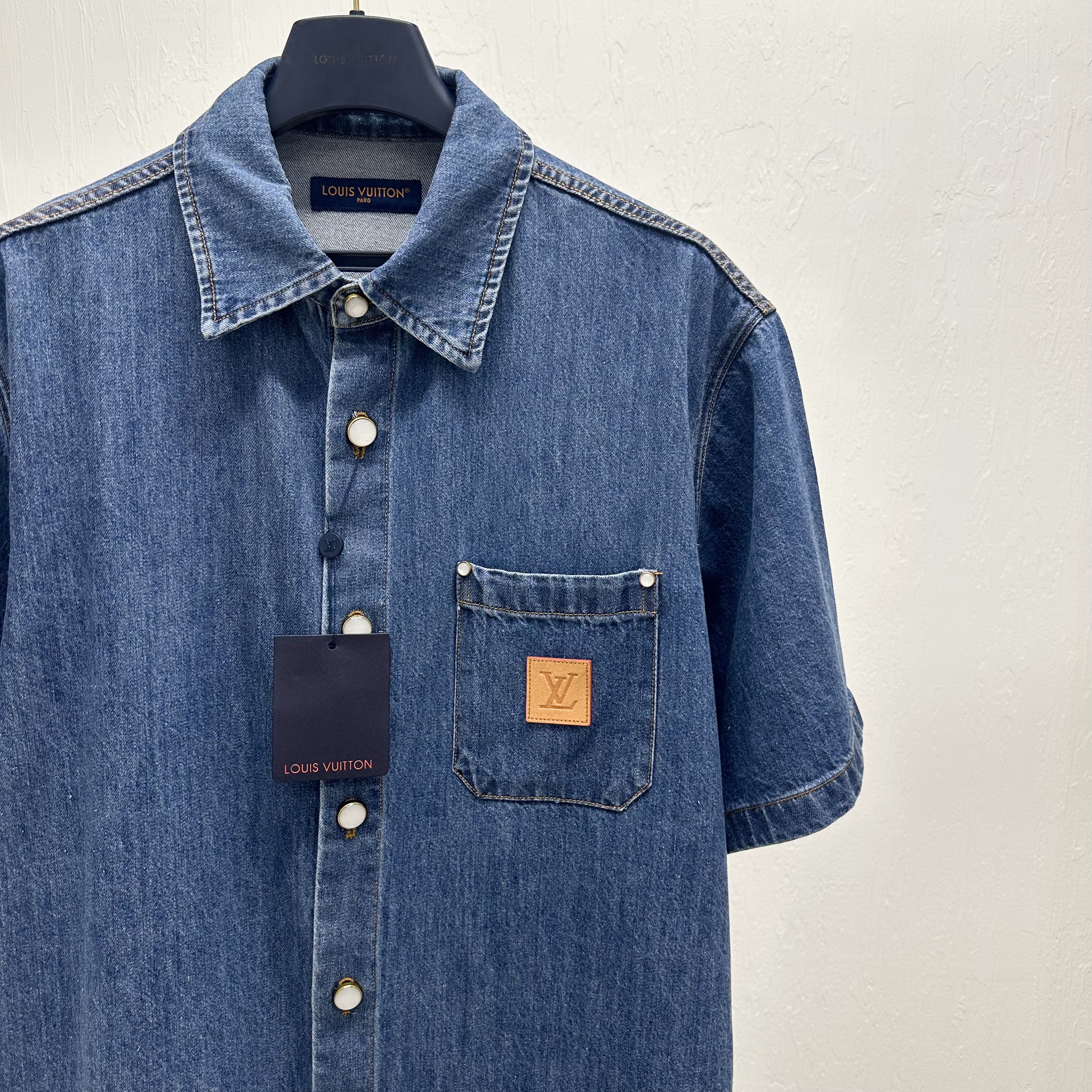 LOUIS VUITTON Мужская джинсовая рубашка LOUIS VUITTON Мужская джинсовая рубашка
