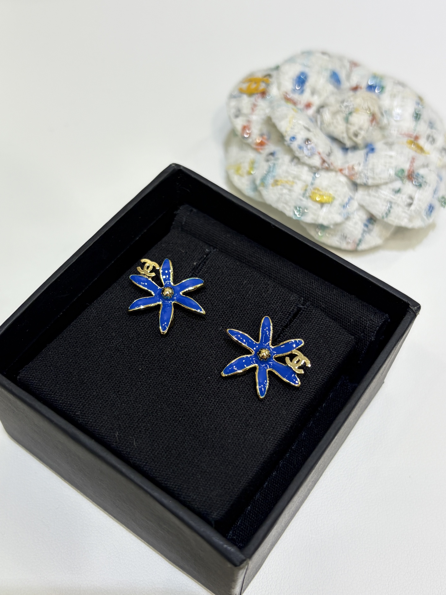 CHANEL Женские серьги-пуссеты с эмалью