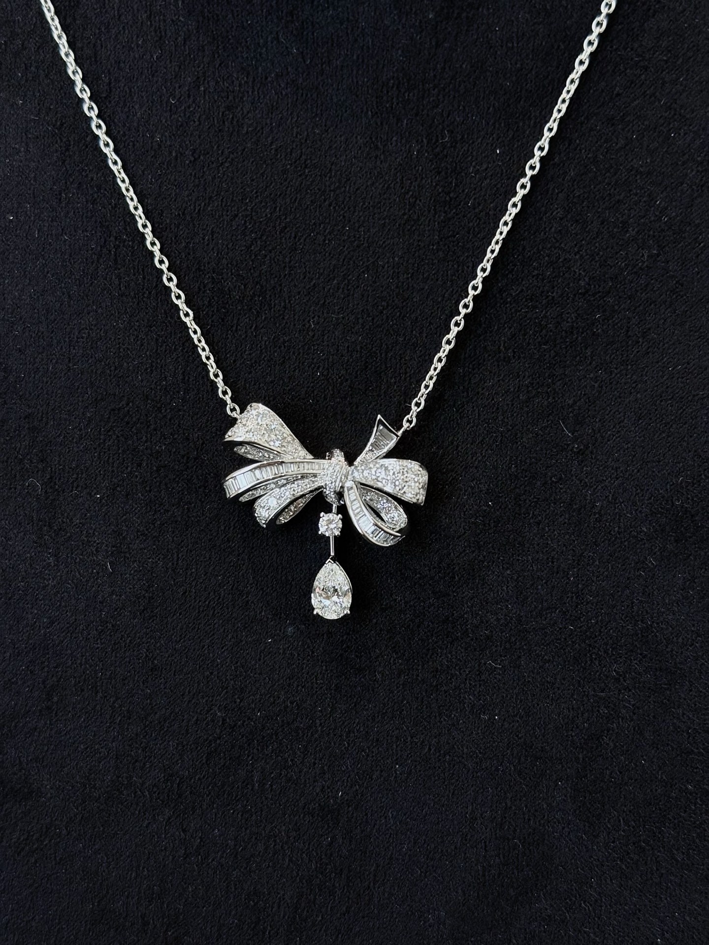 GRAFF Колье Tilda's Bow белое золото и бриллианты GRAFF Колье Tilda's Bow белое золото и бриллианты