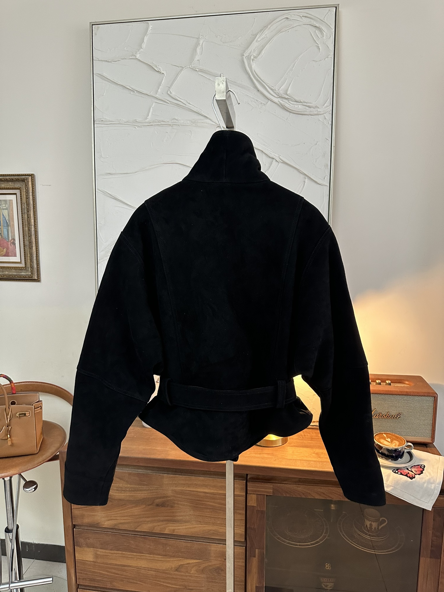 THE ROW Женская куртка из замши с поясом черная THE ROW Женская куртка из замши с поясом черная