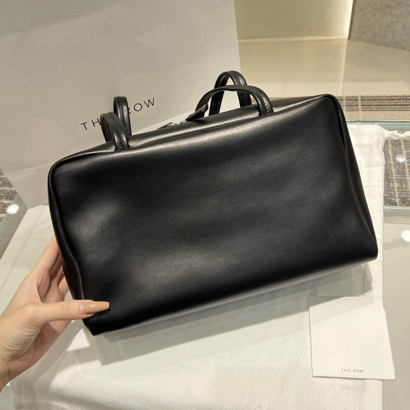 THE ROW Женская сумка Astra из черной кожи