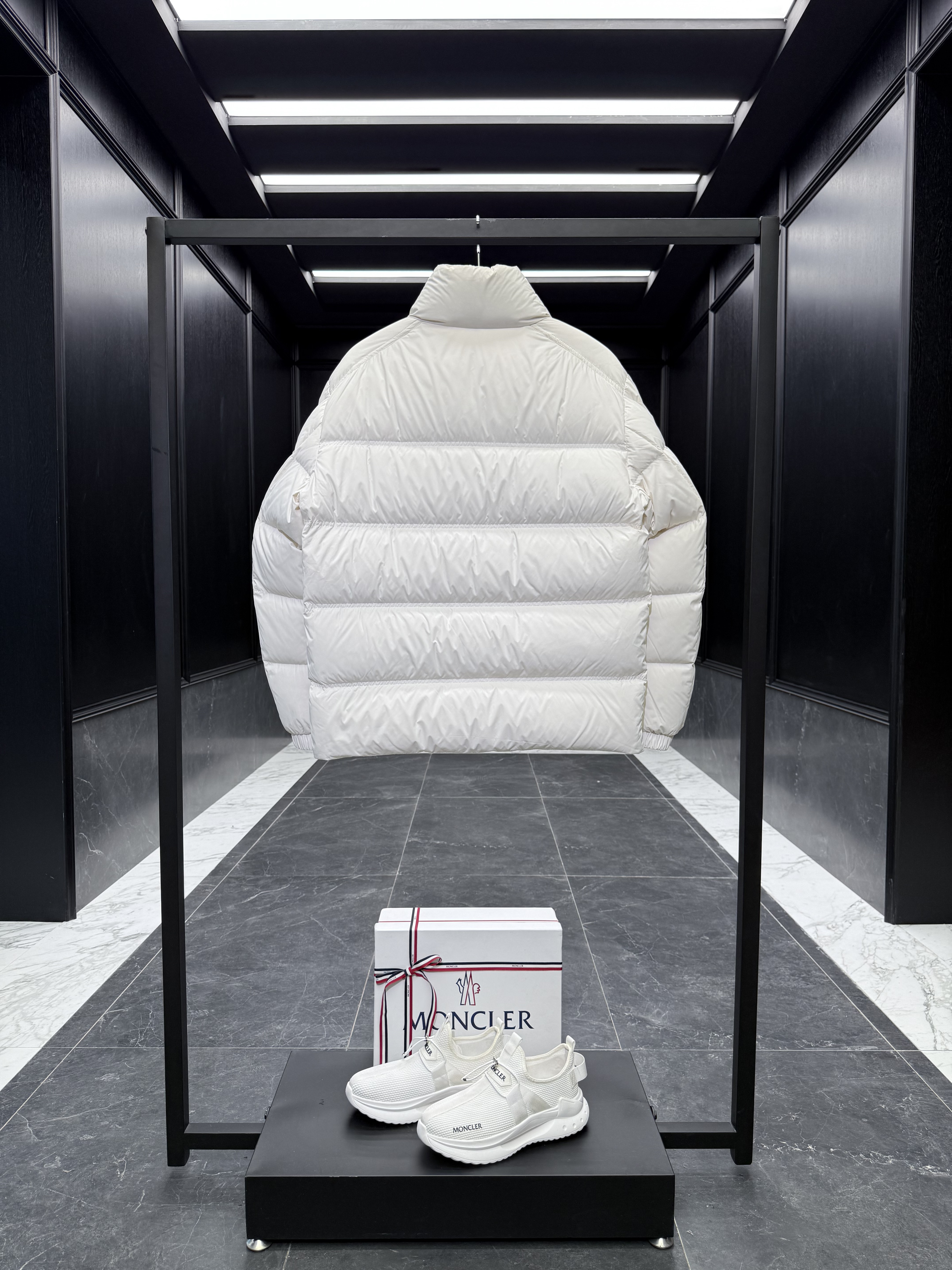 MONCLER Мужской пуховик Bouvaque MONCLER Мужской пуховик Bouvaque