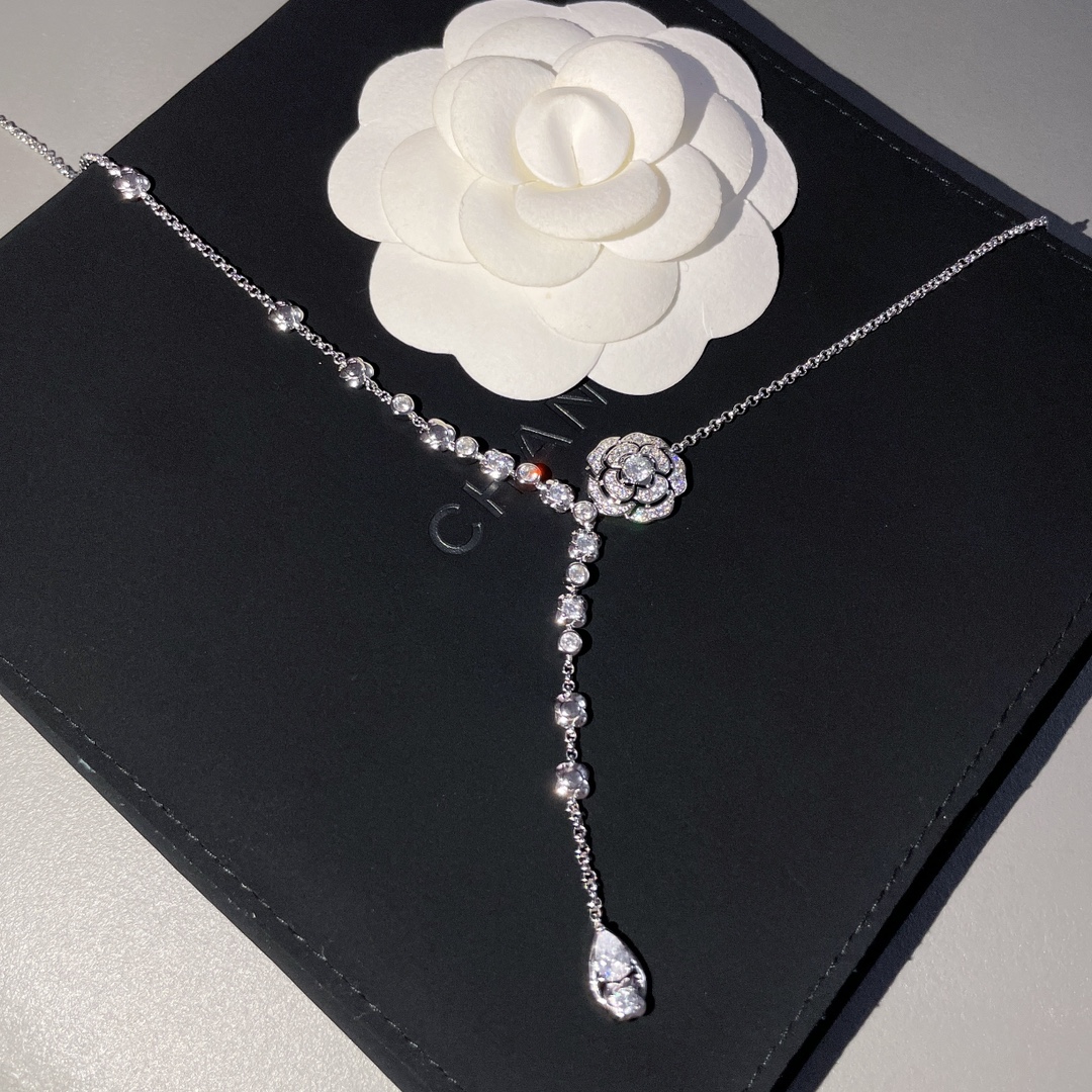 CHANEL Женское длинное колье с кристаллами Camelia CHANEL Женское длинное колье с кристаллами Camelia