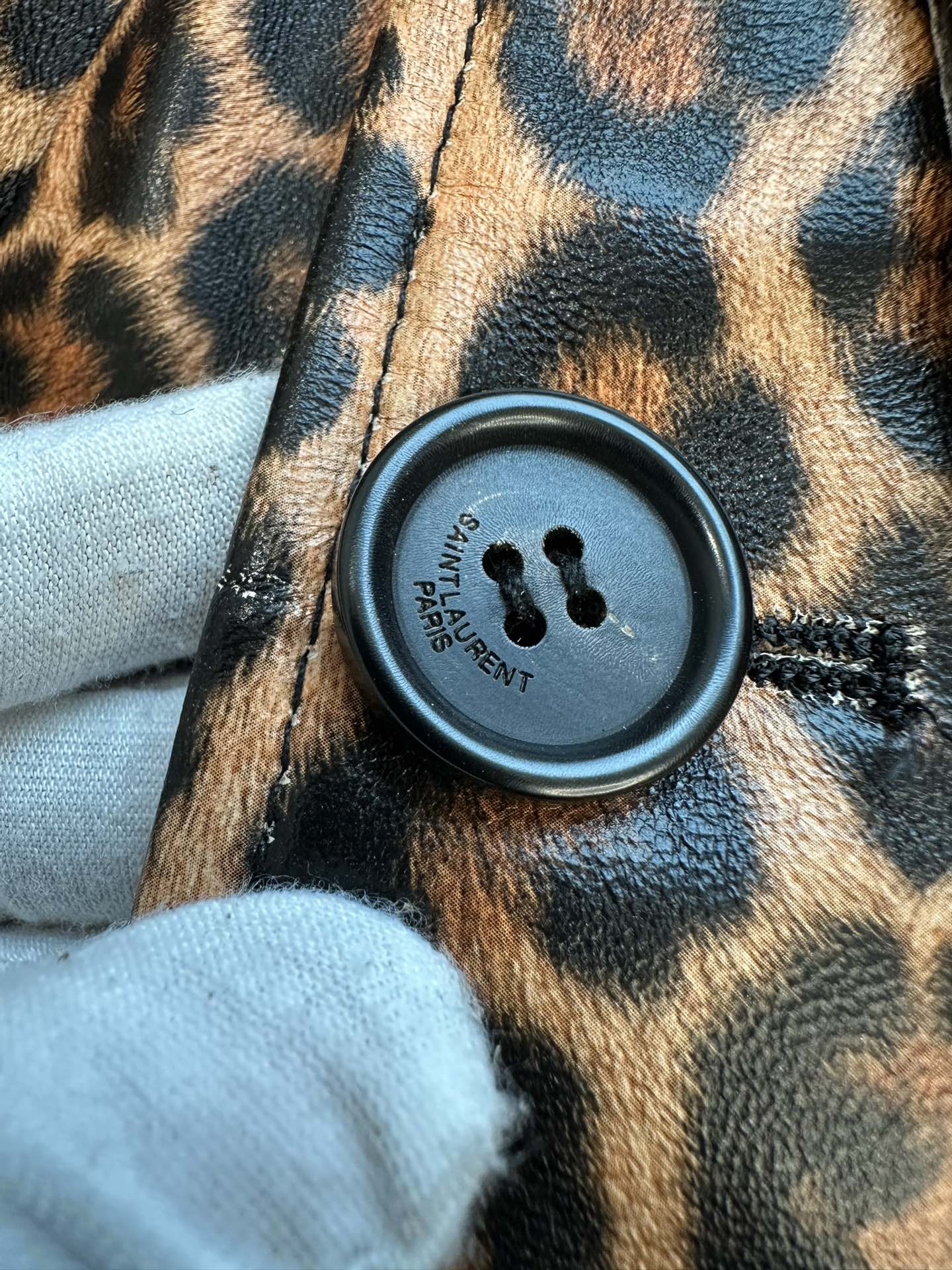 SAINT LAURENT Женский леопардовый плащ из кожи SAINT LAURENT Женский леопардовый плащ из кожи