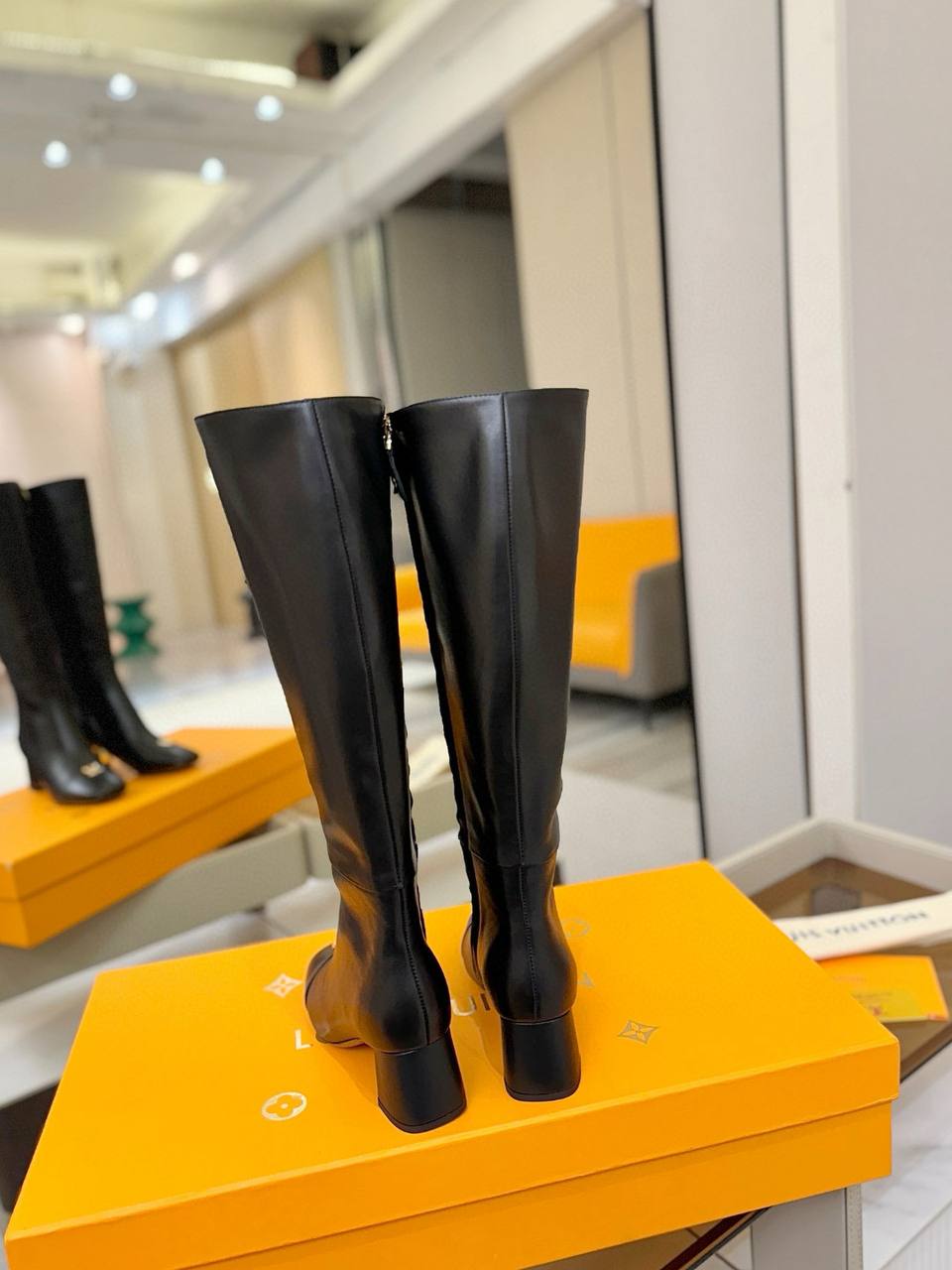 LOUIS VUITTON Женские сапоги из телячьей кожи 