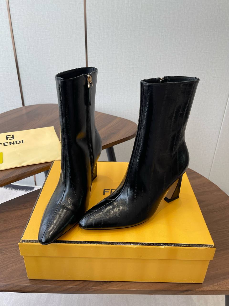 FENDI Женские ботильоны из коровьей кожи 