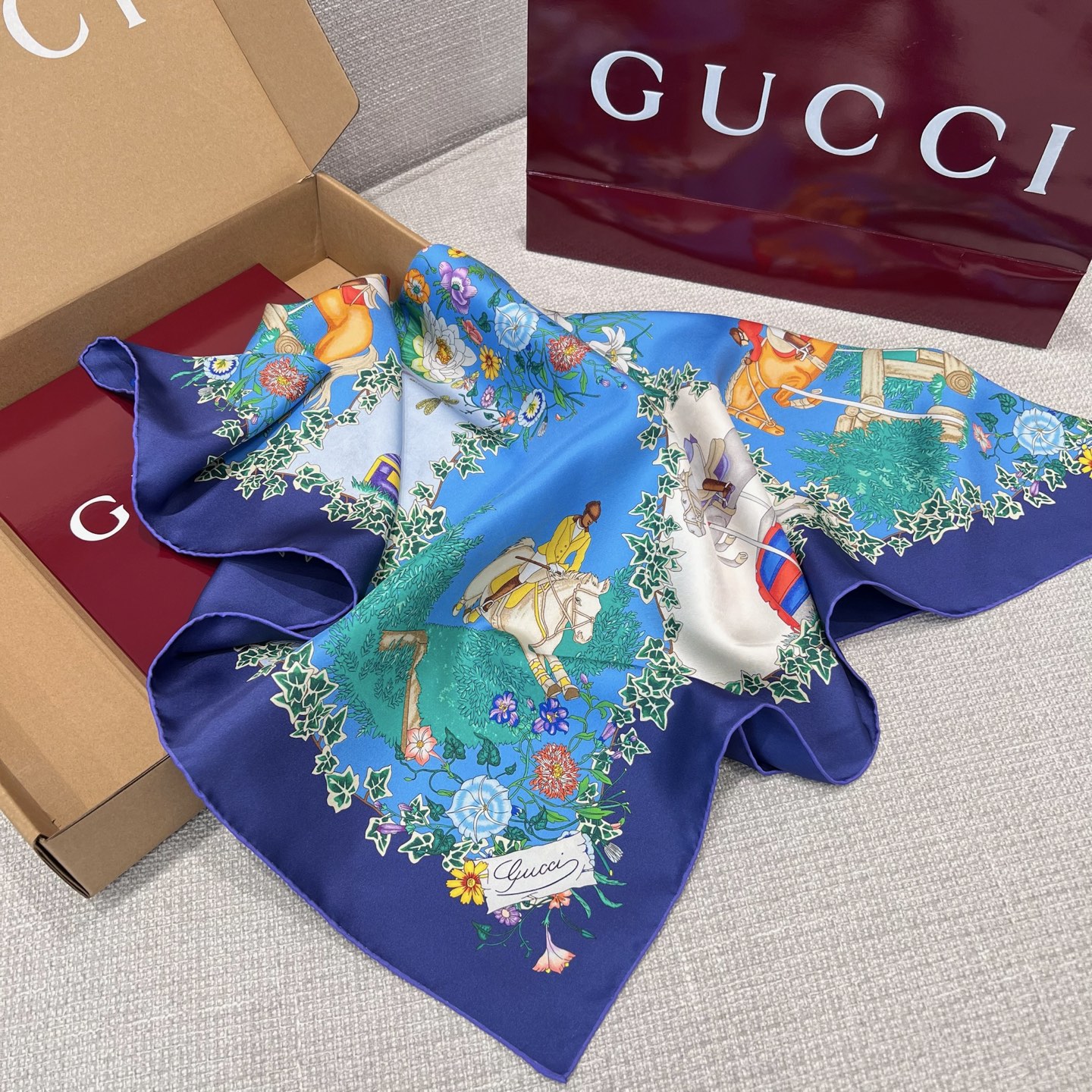 GUCCI Женский платок шёлк GUCCI Женский платок шёлк