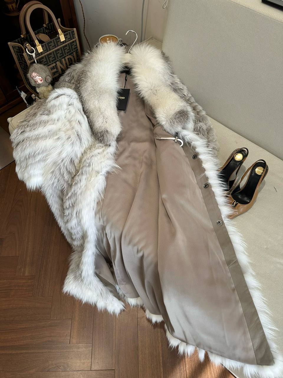 FENDI Женская шуба из лисьего меха FENDI Женская шуба из лисьего меха