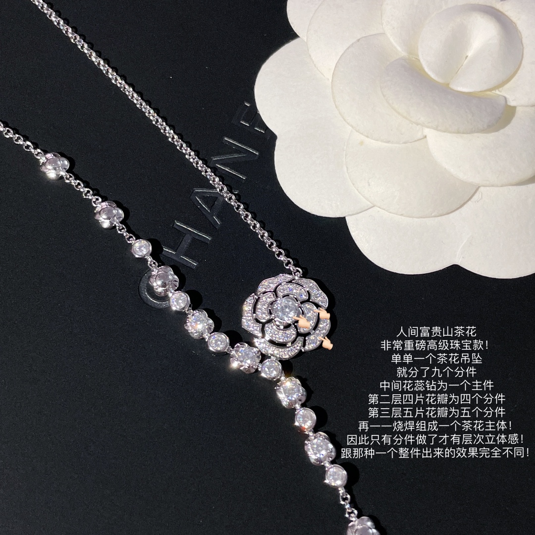 CHANEL Женское длинное колье с кристаллами Camelia CHANEL Женское длинное колье с кристаллами Camelia