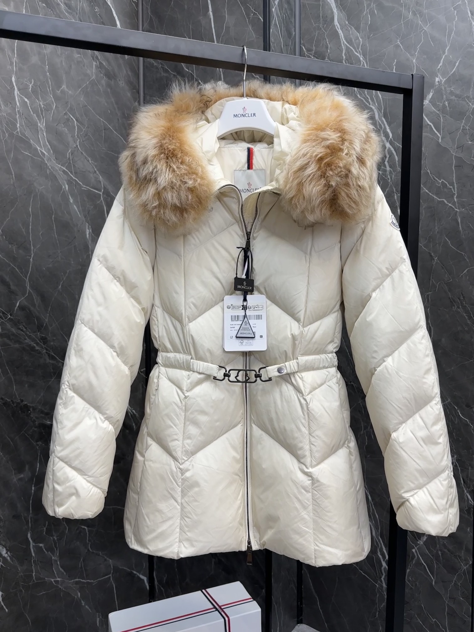 MONCLER Женская куртка с капюшоном Loriot MONCLER Женская куртка с капюшоном Loriot