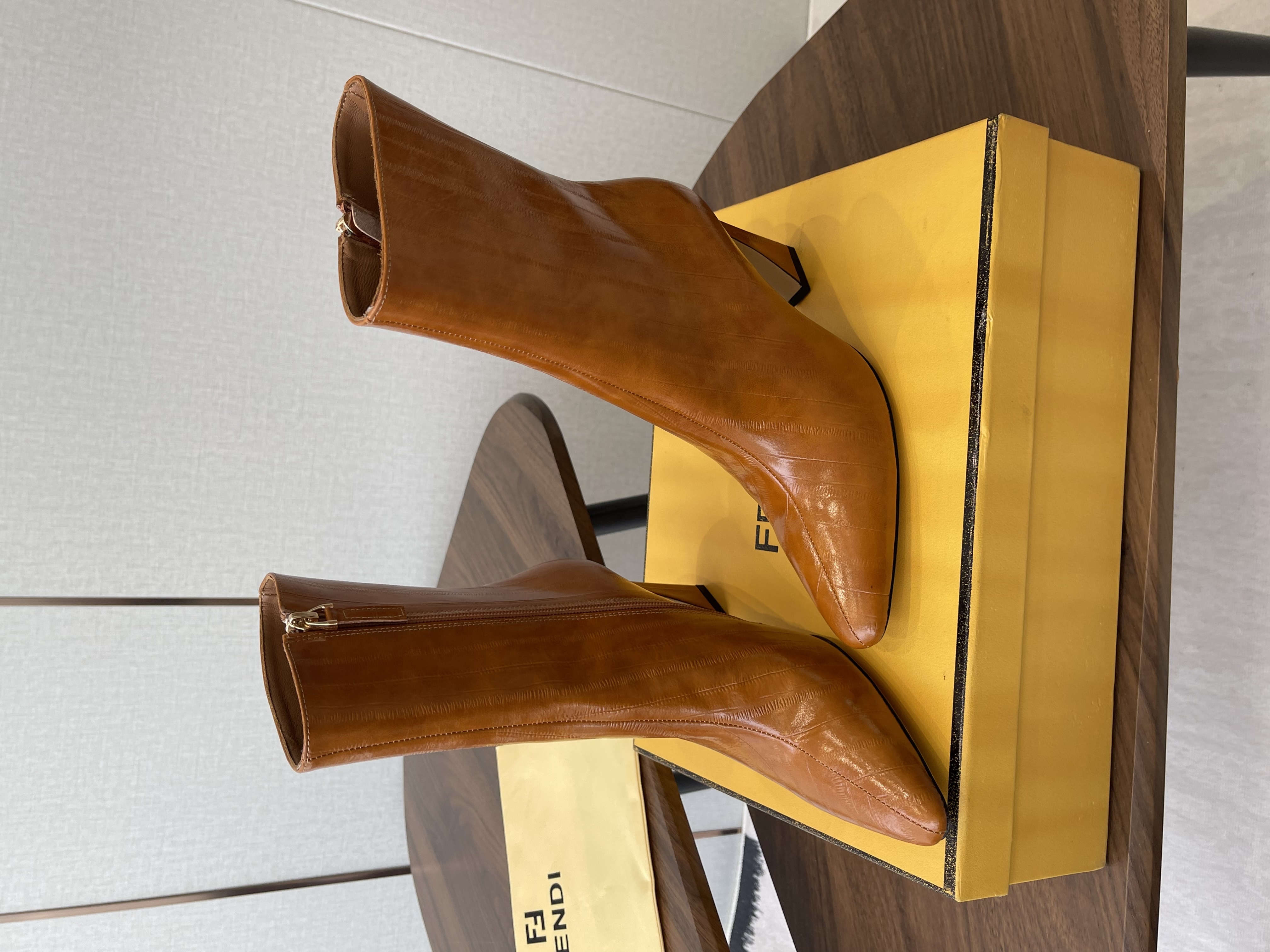 FENDI Женские ботильоны из коровьей кожи 