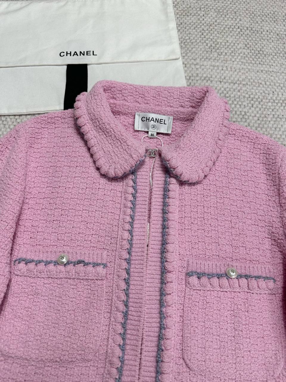 CHANEL Женский кардиган в нежно-розовом цвете CHANEL Женский кардиган в нежно-розовом цвете