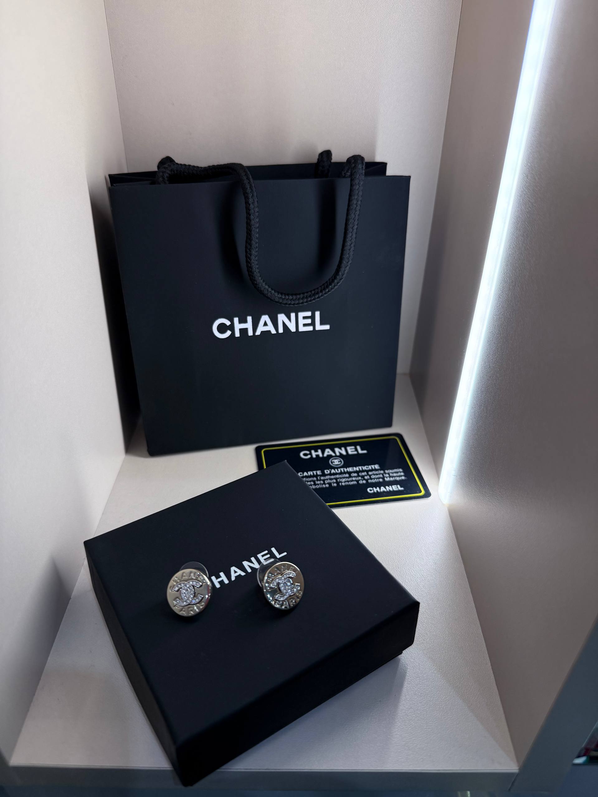 CHANEL Женские серьги из латуни  CHANEL Женские серьги из латуни
