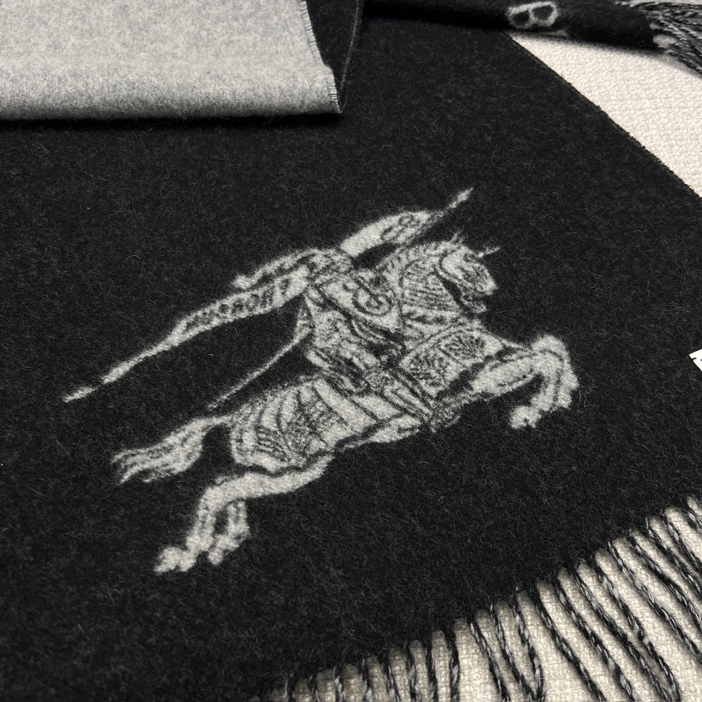 BURBERRY Женский шарф из кашемира в монохромной гамме 