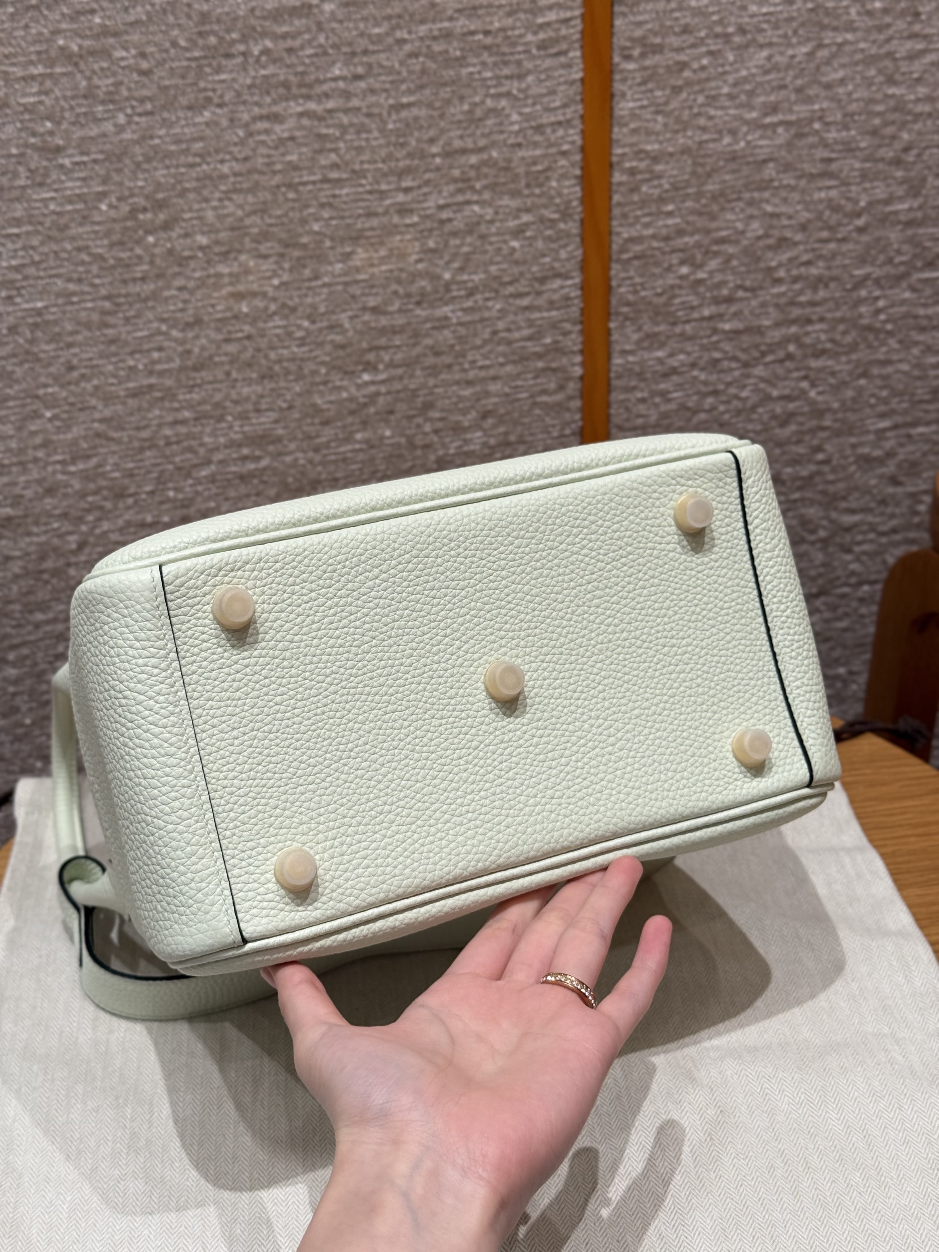 HERMES Женская сумка Lindy 26 см 0S Clemence HERMES Женская сумка Lindy 26 см 0S Clemence