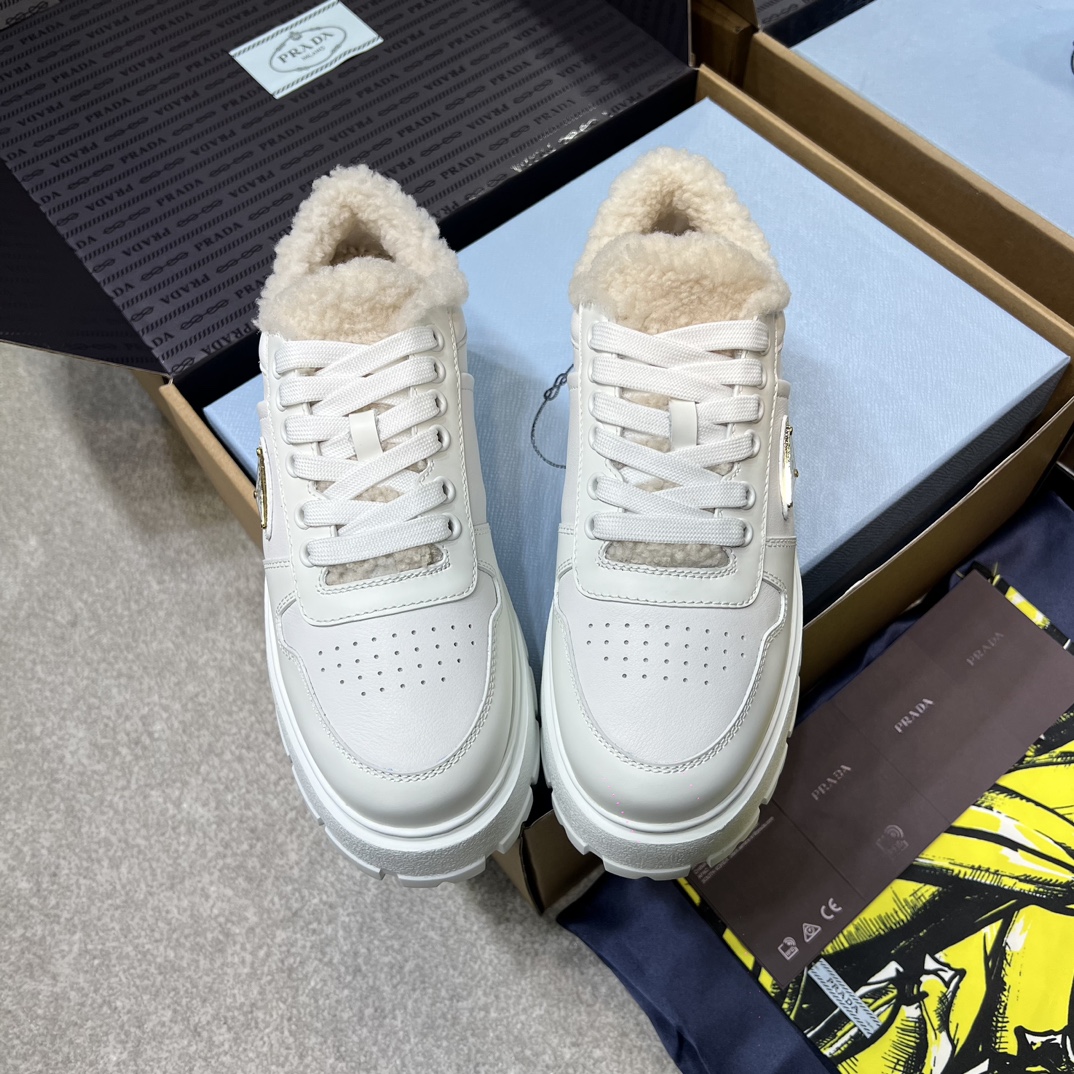 PRADA Женские ботинки на толстой подошве с мехом PRADA Женские ботинки на толстой подошве с мехом