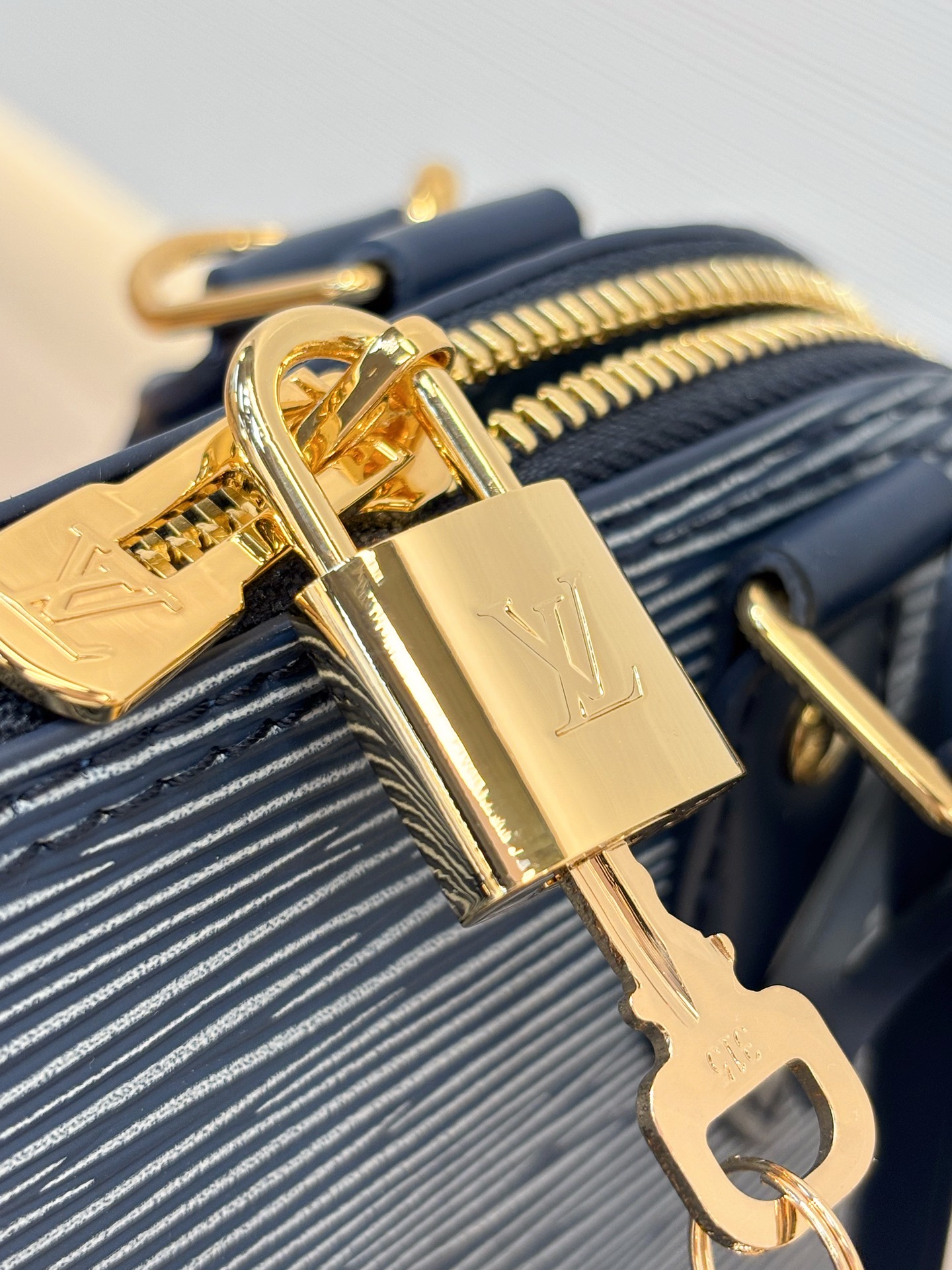 LOUIS VUITTON Женская сумка Alma BB M14853 LOUIS VUITTON Женская сумка Alma BB M14853