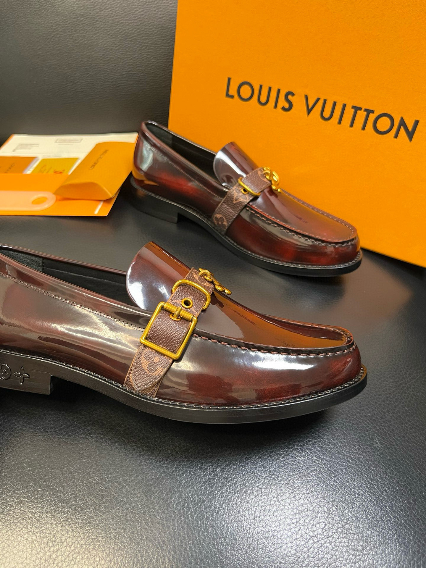 LOUIS VUITTON Мужские туфли из коровьей кожи с фурнитурой LOUIS VUITTON Мужские туфли из коровьей кожи с фурнитурой