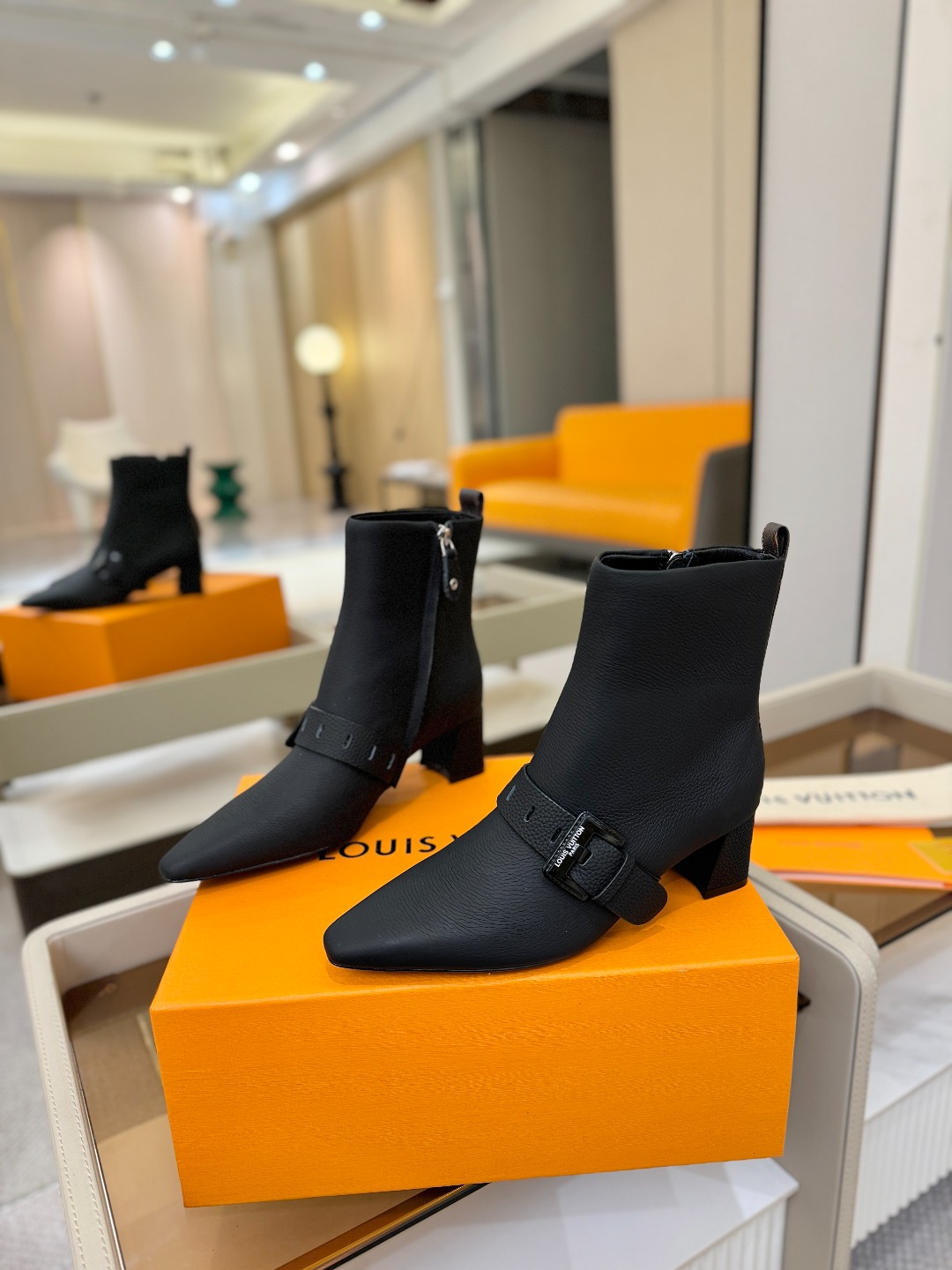 LOUIS VUITTON Женские ботильоны с острым мысом