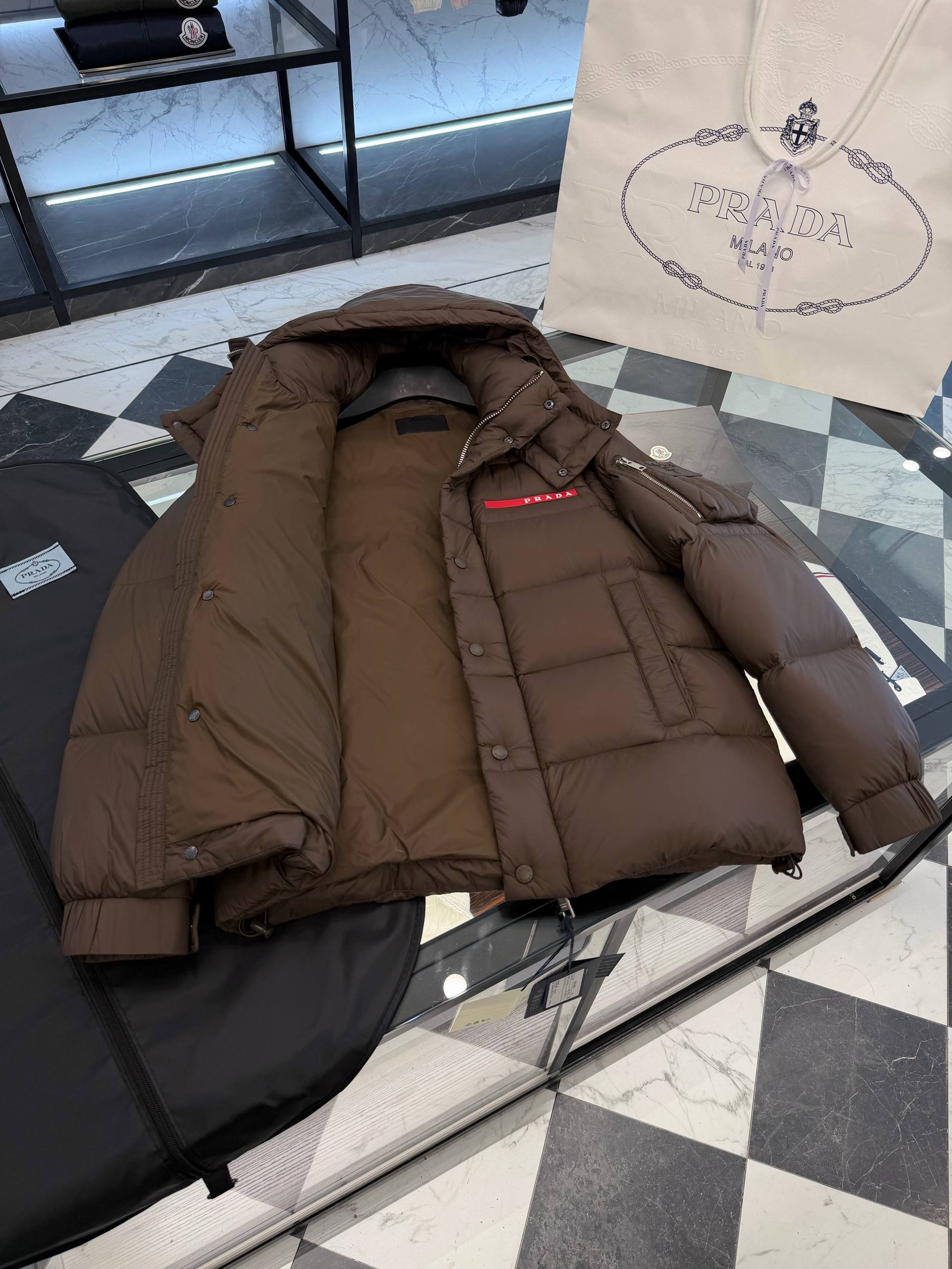 PRADA Мужской пуховик утеплённый, с фирменными акцентами