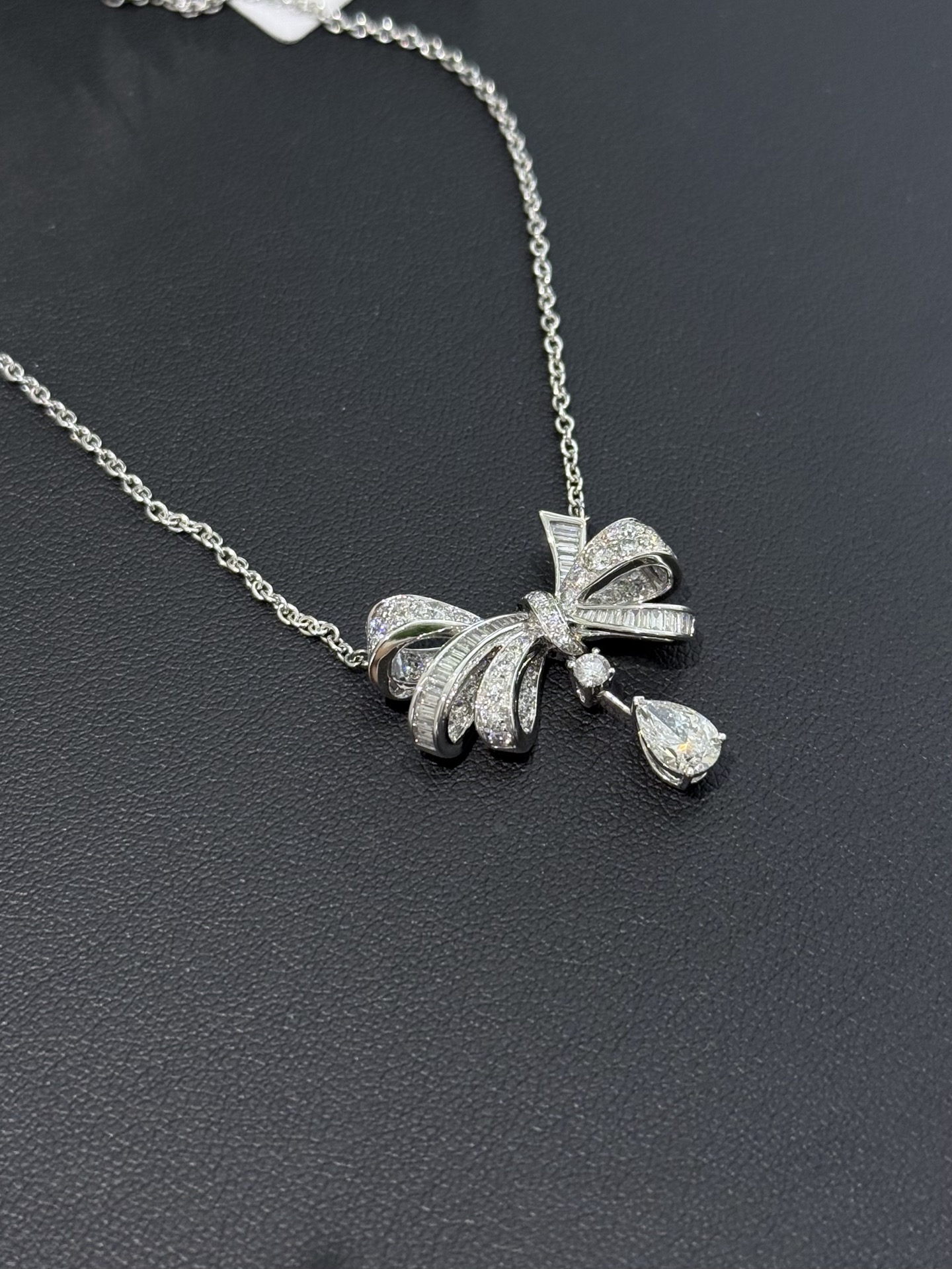 GRAFF Колье Tilda's Bow белое золото и бриллианты GRAFF Колье Tilda's Bow белое золото и бриллианты