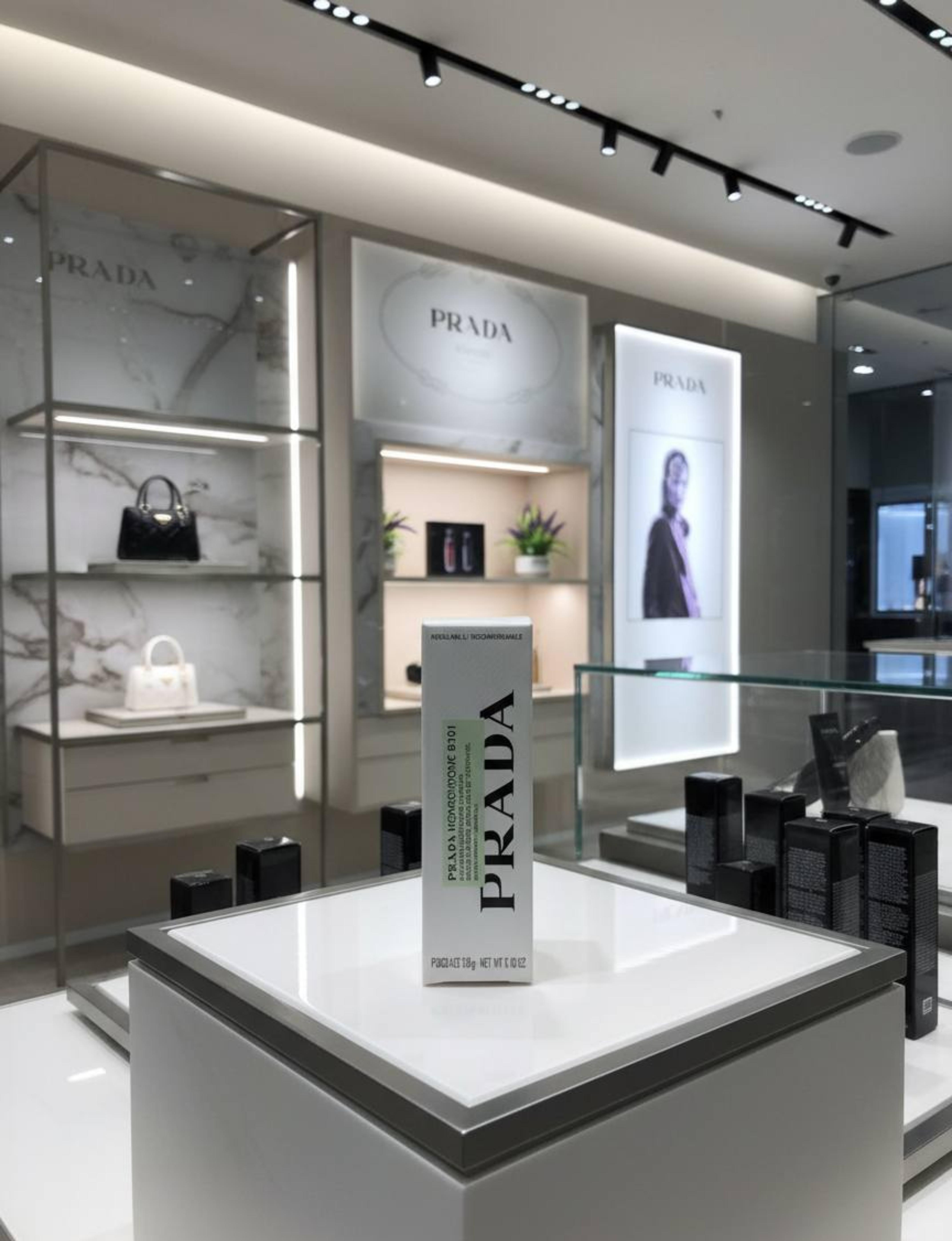 PRADA Monochrome Soft Matte Blur губная помада