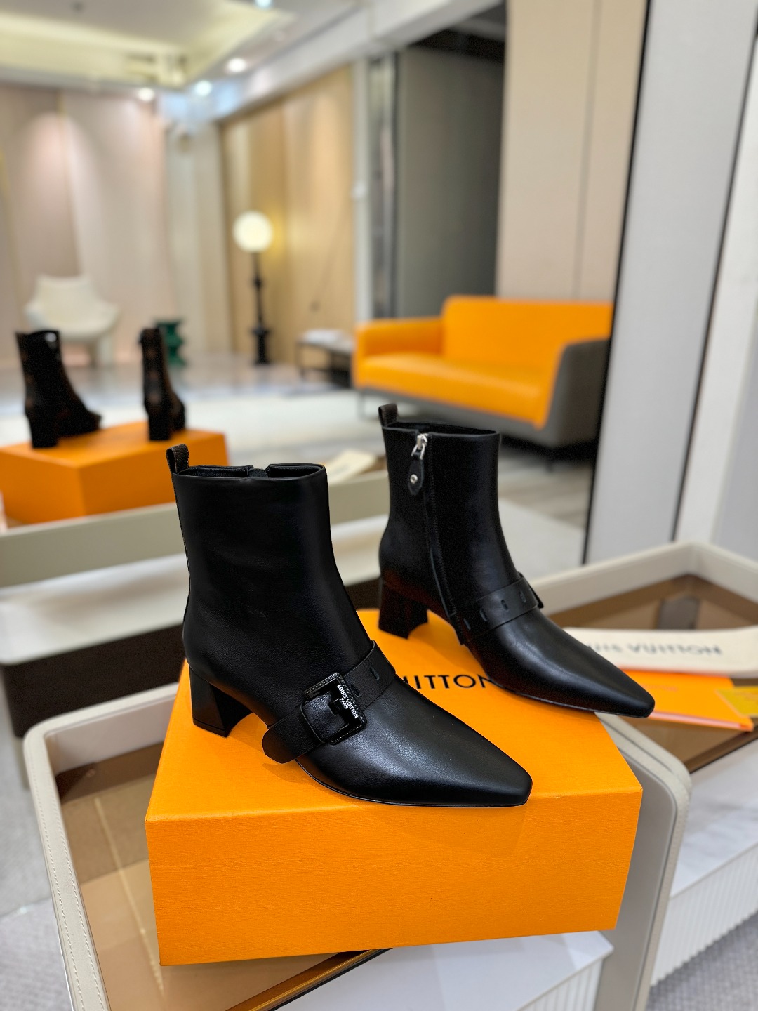 LOUIS VUITTON Женские ботильоны с острым мысом LOUIS VUITTON Женские ботильоны с острым мысом