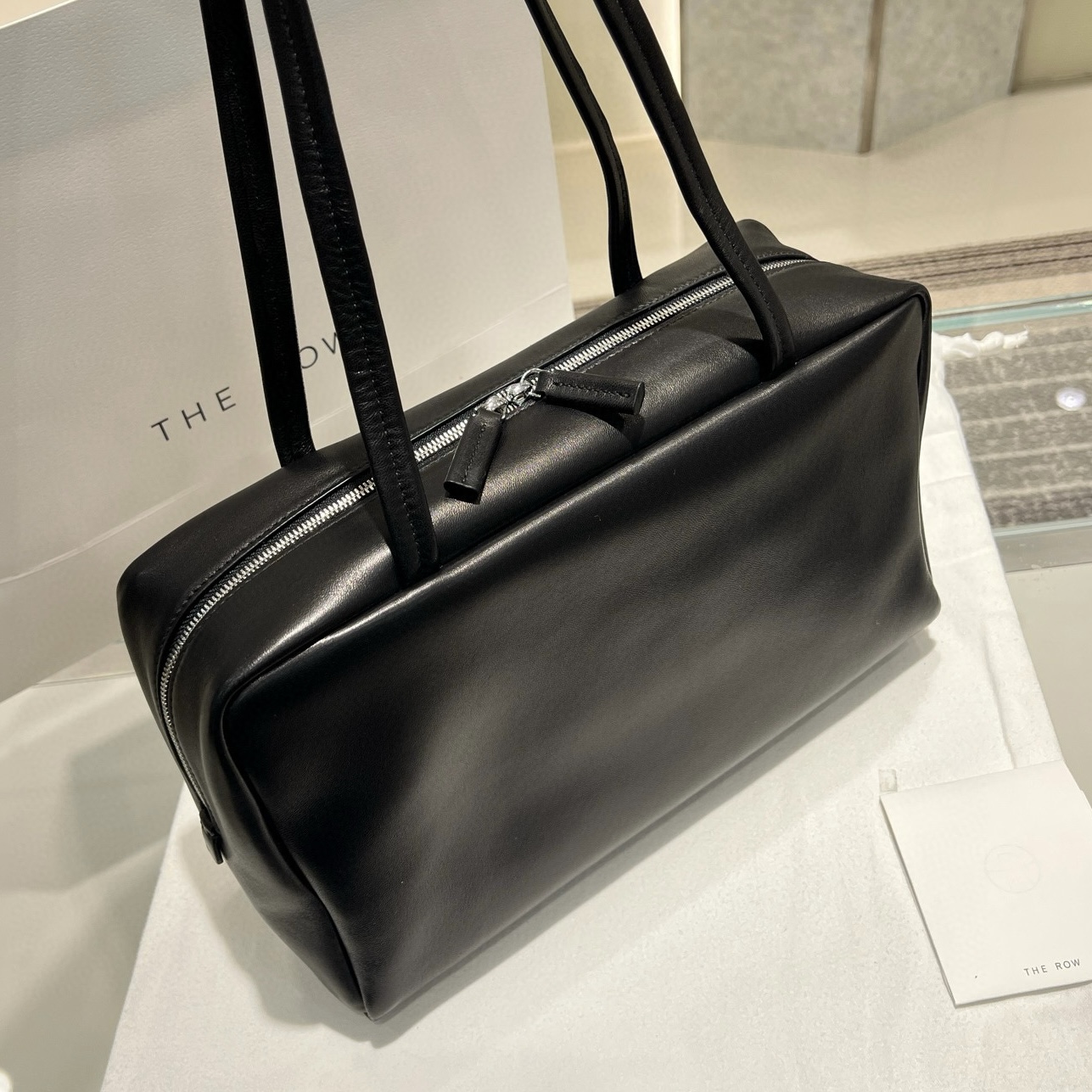 THE ROW Женская сумка Astra из черной кожи