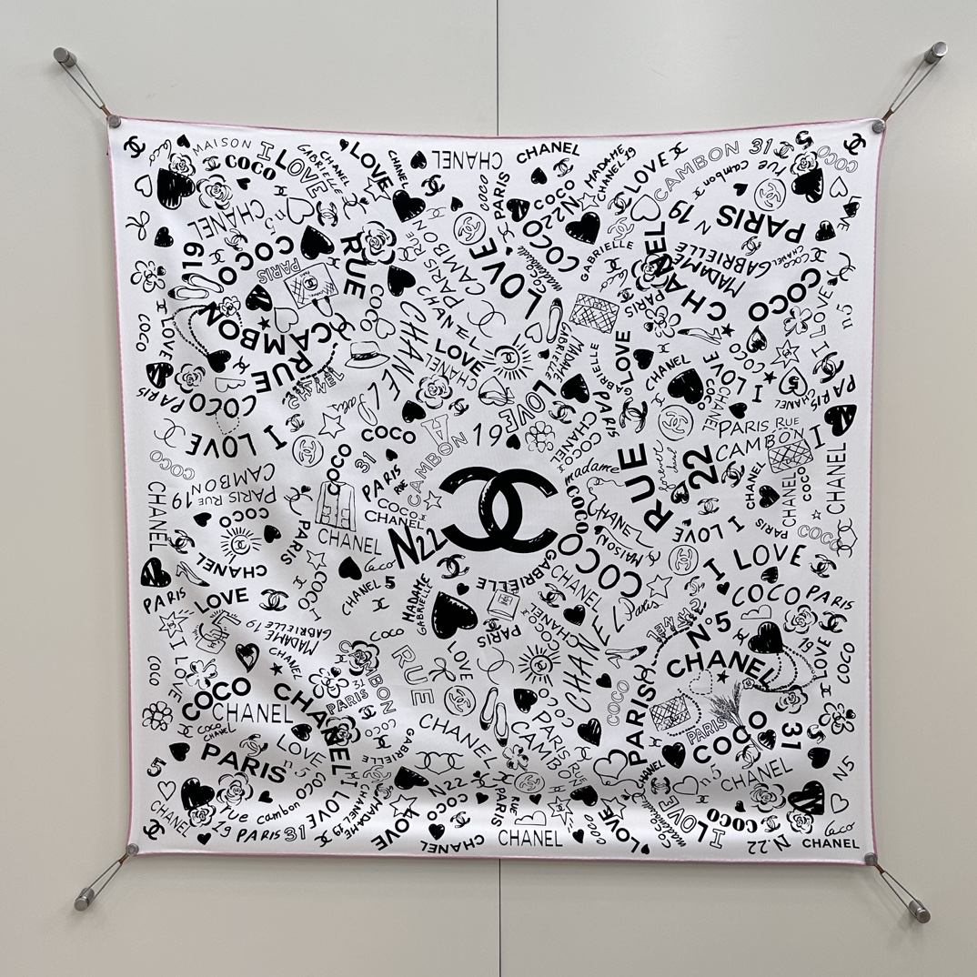 CHANEL Женский платок из шелка