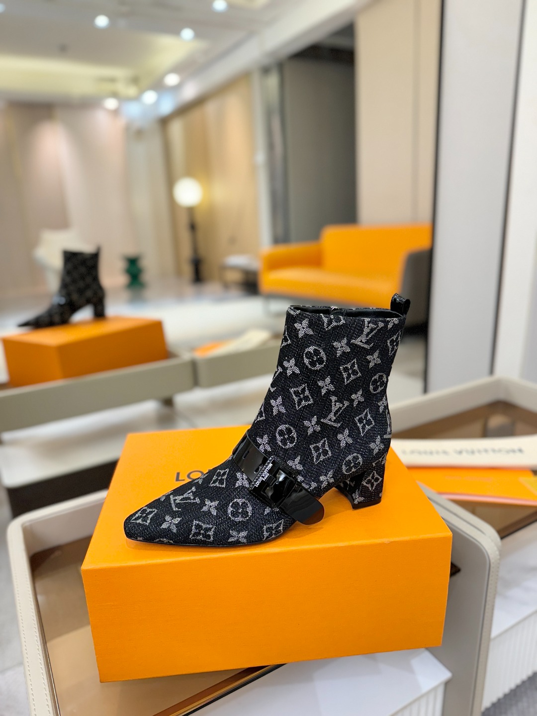 LOUIS VUITTON Женские ботильоны с острым мысом